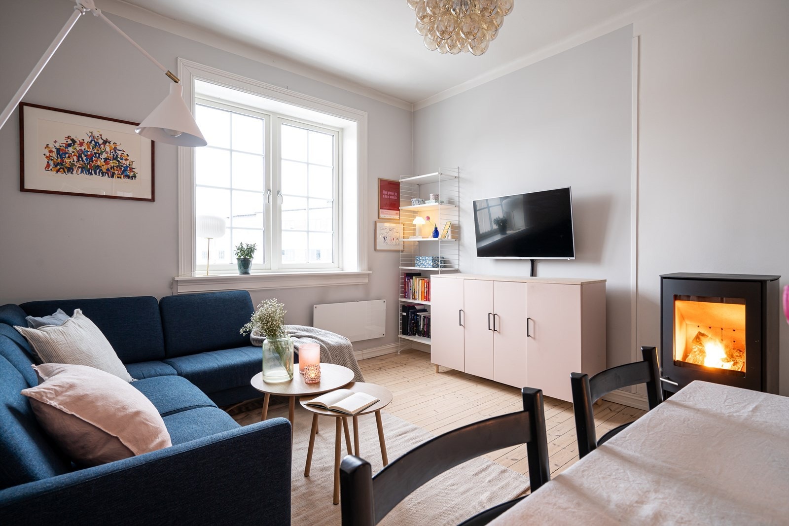 Den romslige stuen har et lyst og luftig preg med god takhøyde på ca. 2,85 m, store vindusflater og lyse, malte flater. Galleribilde