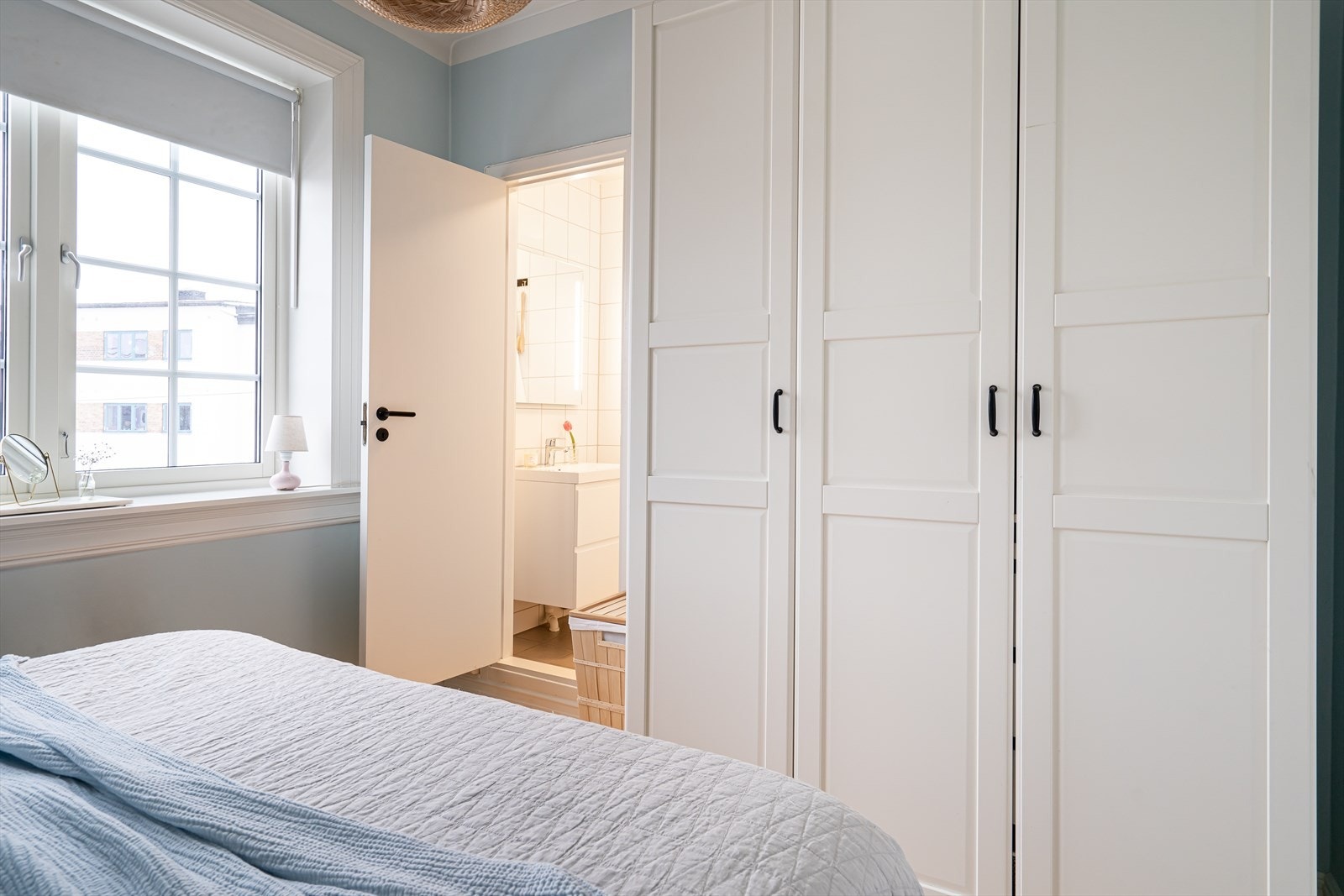 Fra soverommet har du praktisk tilgang til baderommet. Galleribilde