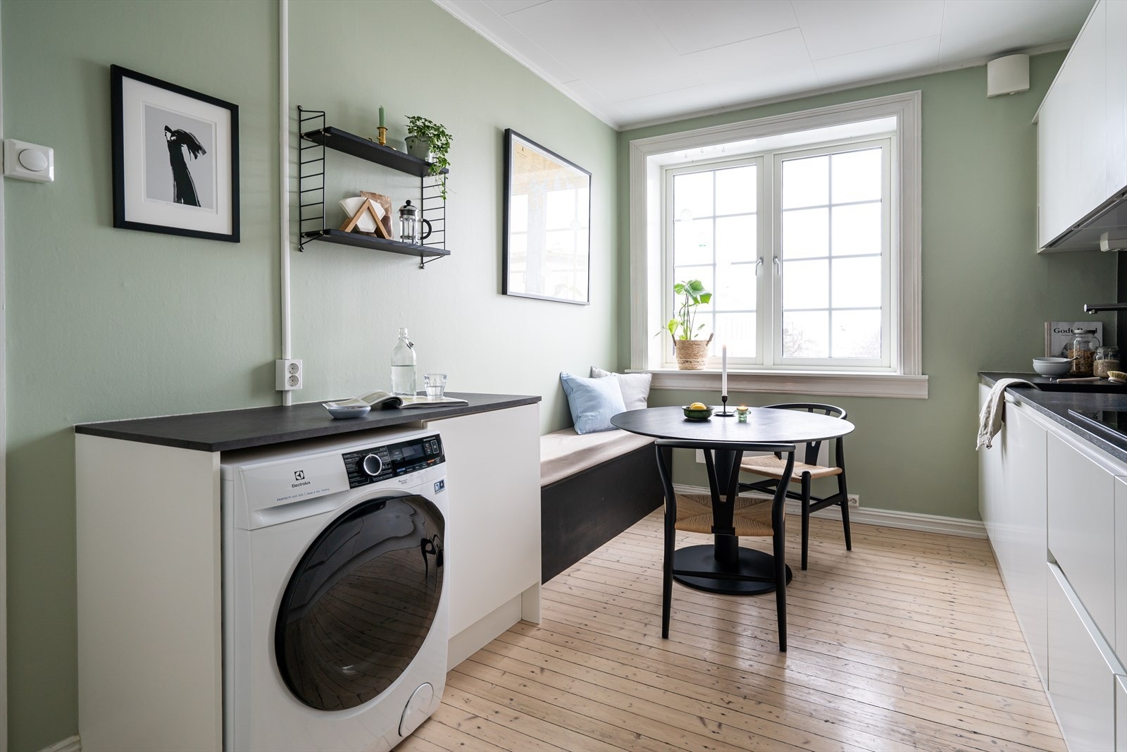 En koselig spisekrok med utsyn fra vinduet gir kjøkkenet en hyggelig atmosfære. Galleribilde