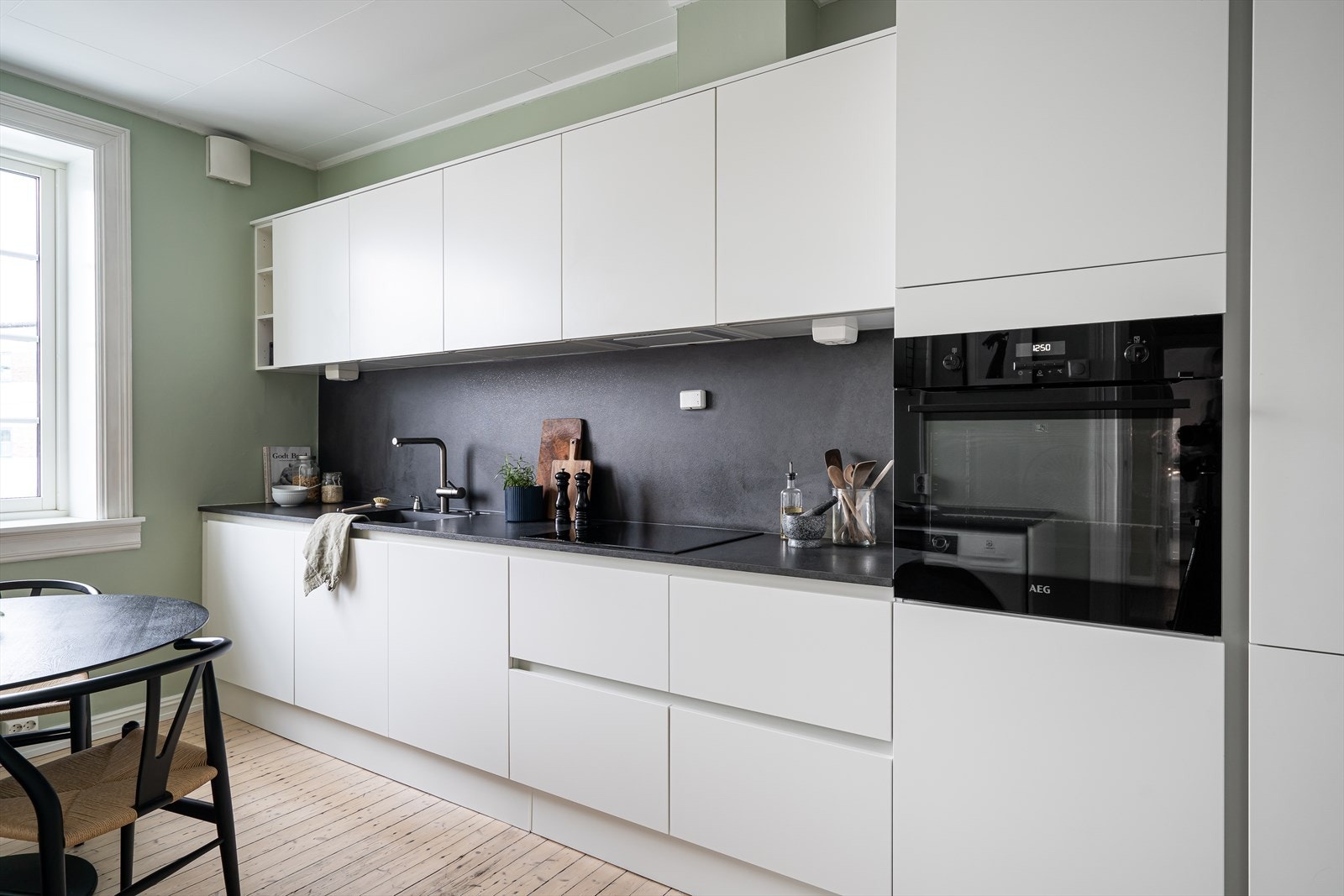 Kjøkkenet er fullt utstyrt med integrert komfyr, kjøle-/fryseskap, oppvaskmaskin, induksjonsplate og vaskemaskin. Galleribilde