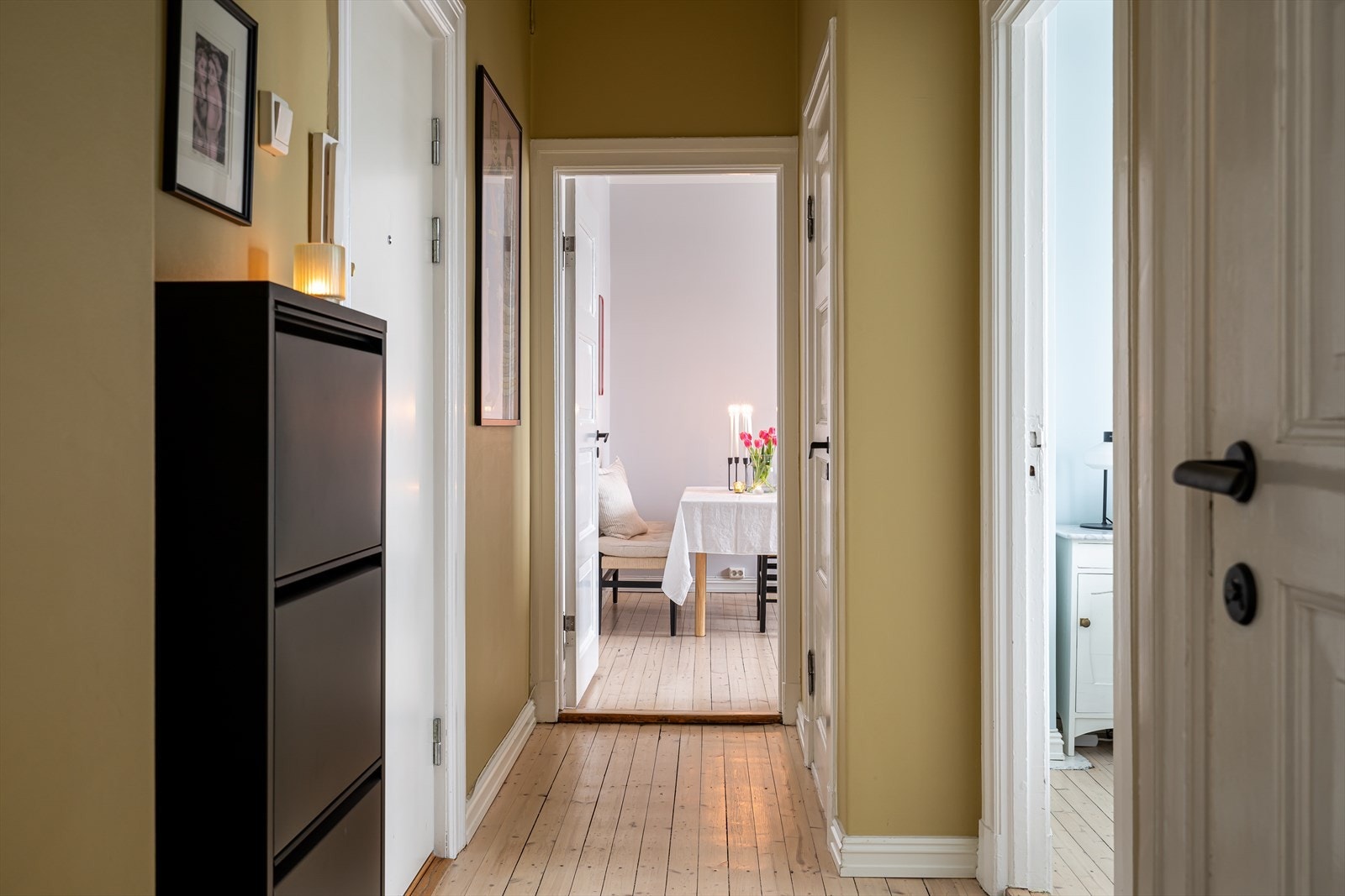 Her trer du inn i en lys og praktisk entré. Gjester ønskes velkommen med porttelefon for enkel adkomst. Galleribilde