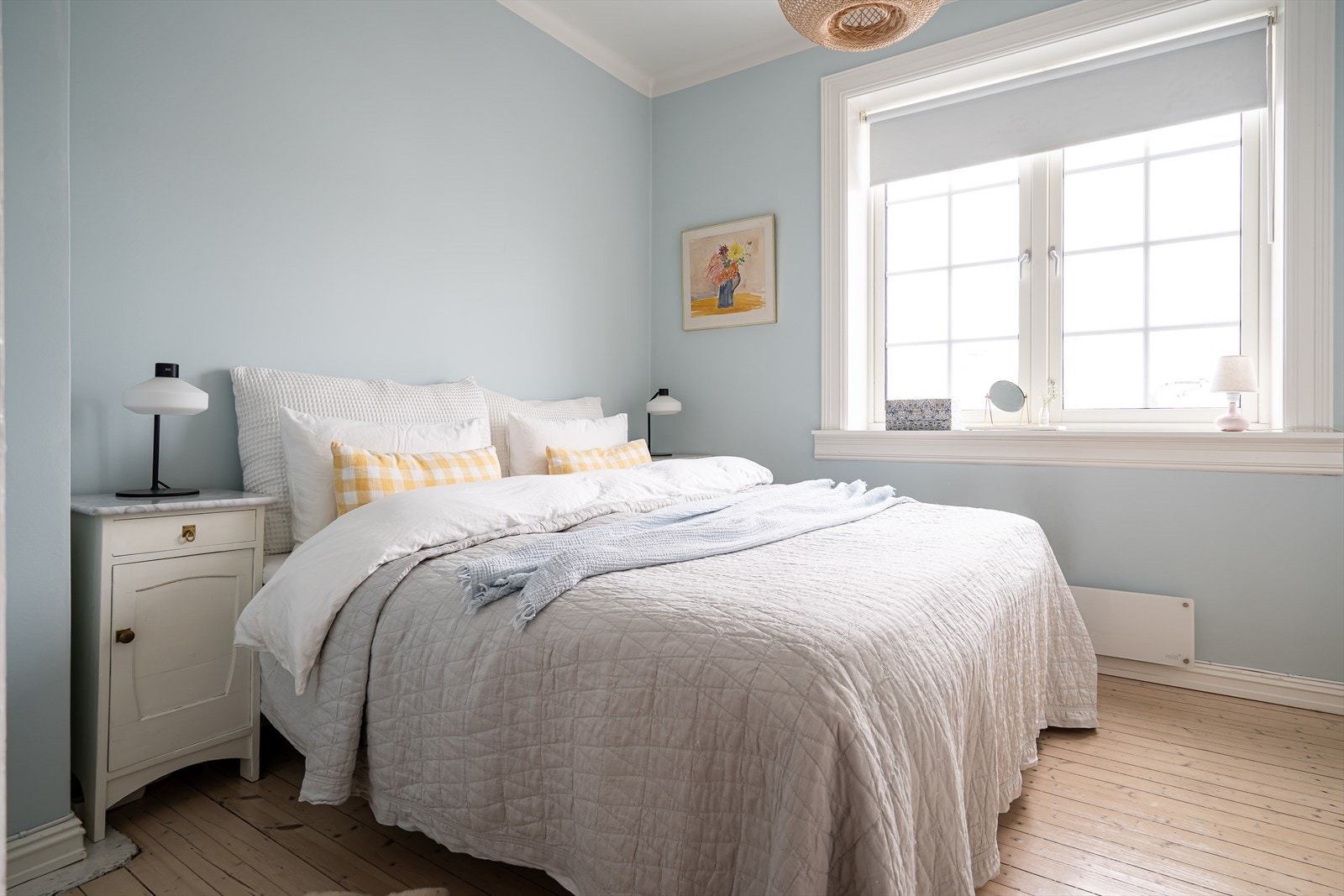 Atmosfæren er lys og luftig, og garderobeskapet gir deg rikelig med oppbevaringsplass. Galleribilde