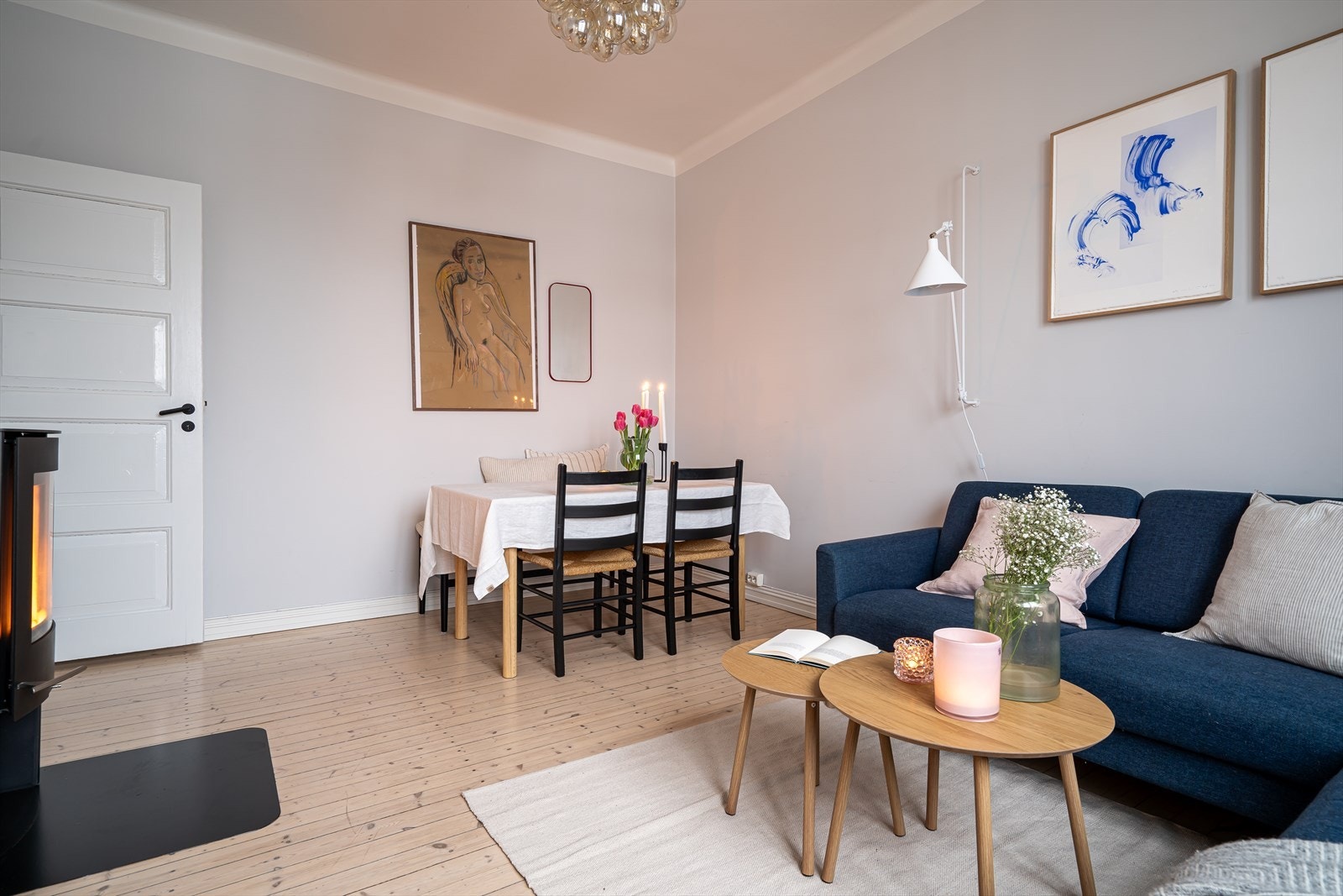 Her er det rikelig med plass til både sofagruppe og spisebord - perfekt for sosiale sammenkomster. Galleribilde