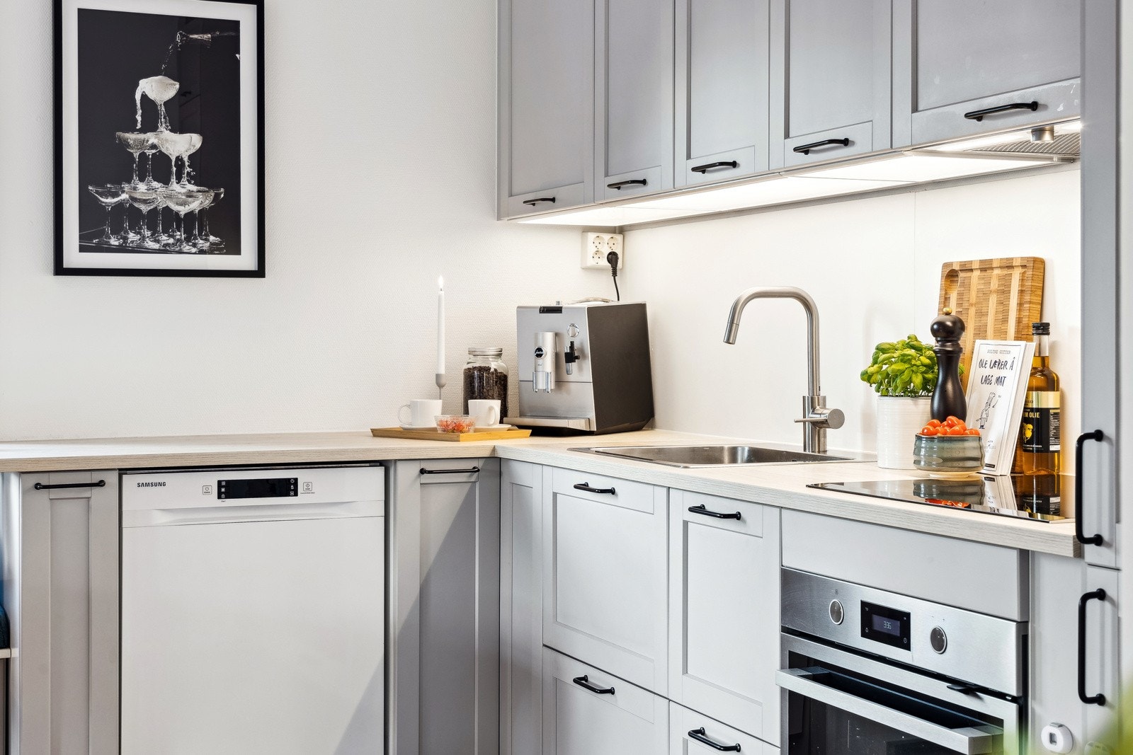 Kjøkkenet er utstyrt med integrerte hvitevarer som stekeovn, platetopp, oppvaskmaskin og kjøleskap med fryser. Galleribilde