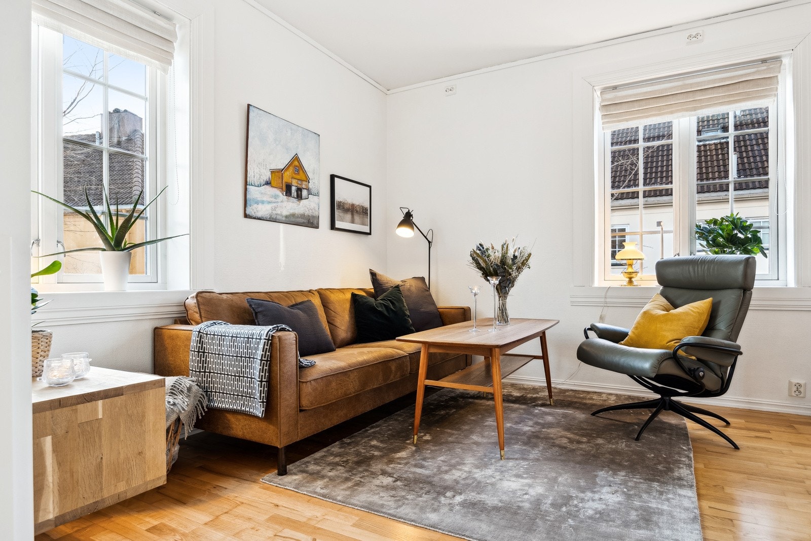 Stue og kjøkken har en åpen løsning og måler totalt 25 kvm. Galleribilde