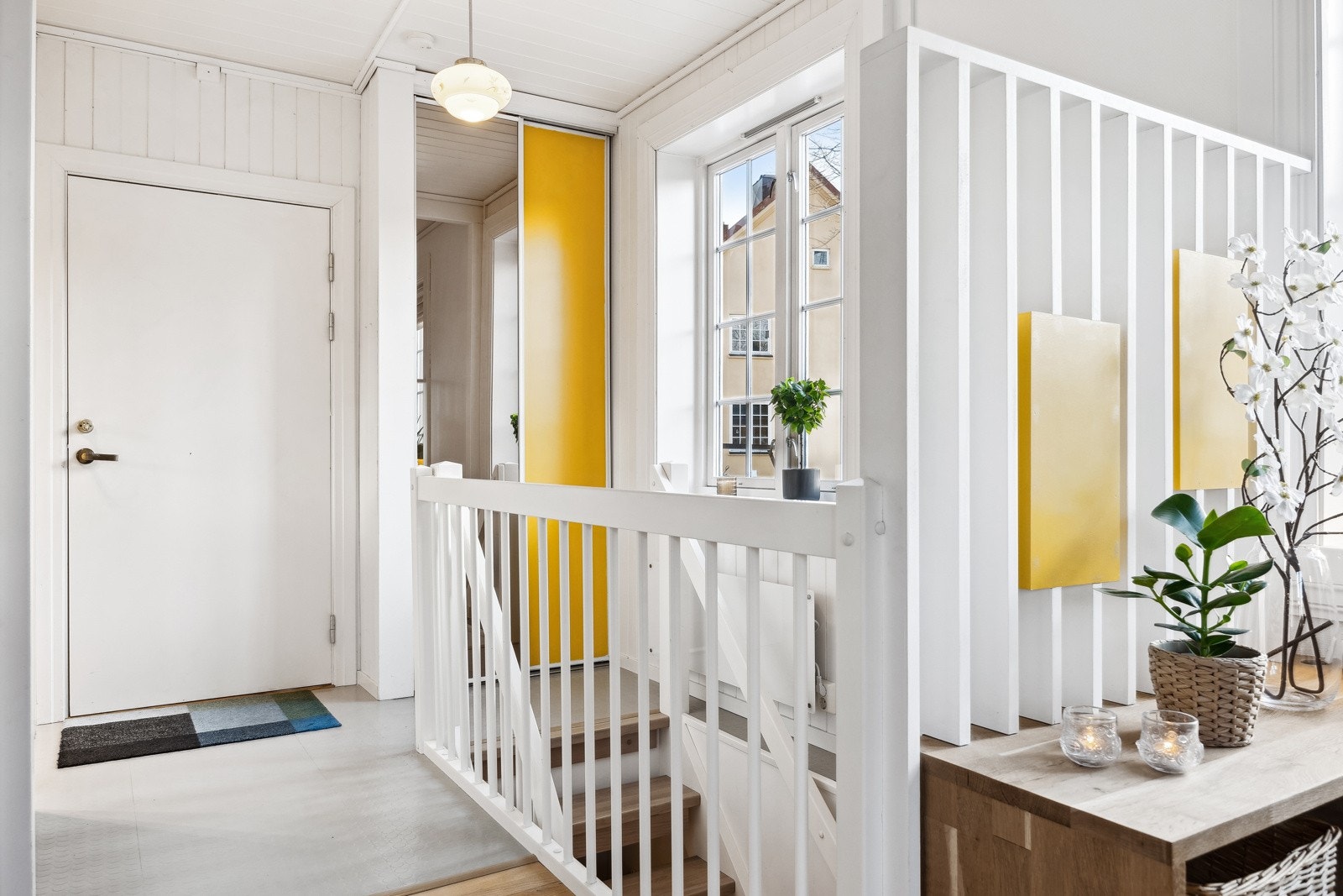 Entréen har plass til å henge fra seg yttertøyet, og gir et praktisk og ryddig inngangsparti. Galleribilde