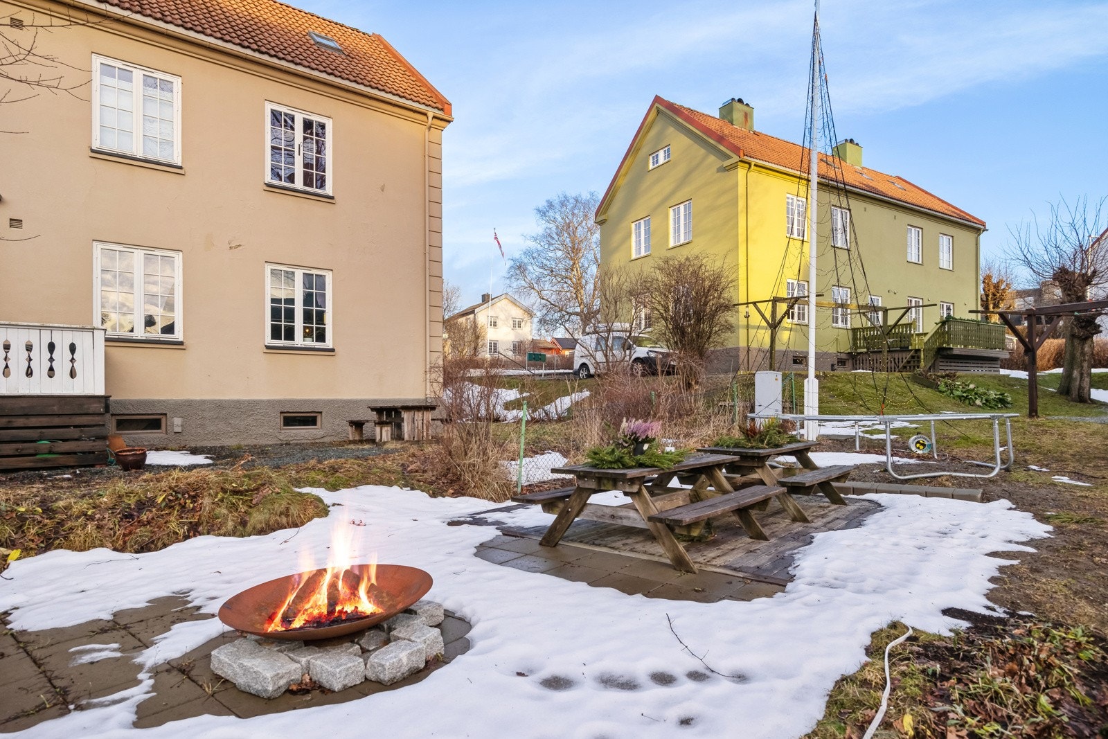 Romslige utearealer omkring bebyggelsen i feltet. Boligen har tilgang på felles hage med bl.a. sittegrupper, plenareal og platting. Galleribilde