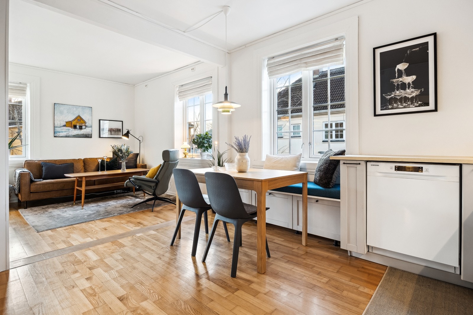 Gulvflatene er belagt med parkett, og de nøytrale fargene gjør det enkelt å sette sitt personlige preg. Galleribilde