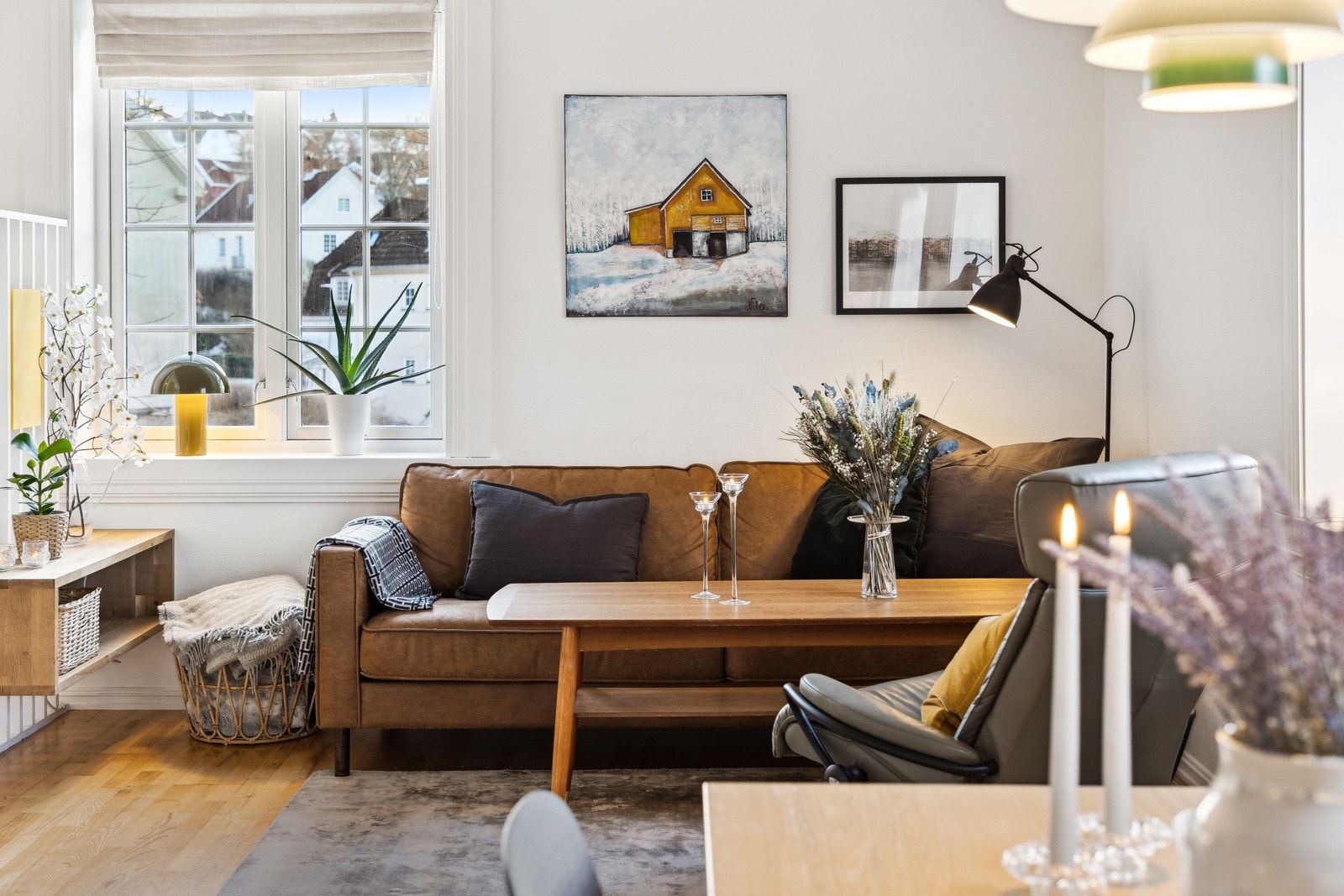 Lys og åpen stue med god takhøyde og store vindusflater som gir rikelig med naturlig lys. Galleribilde