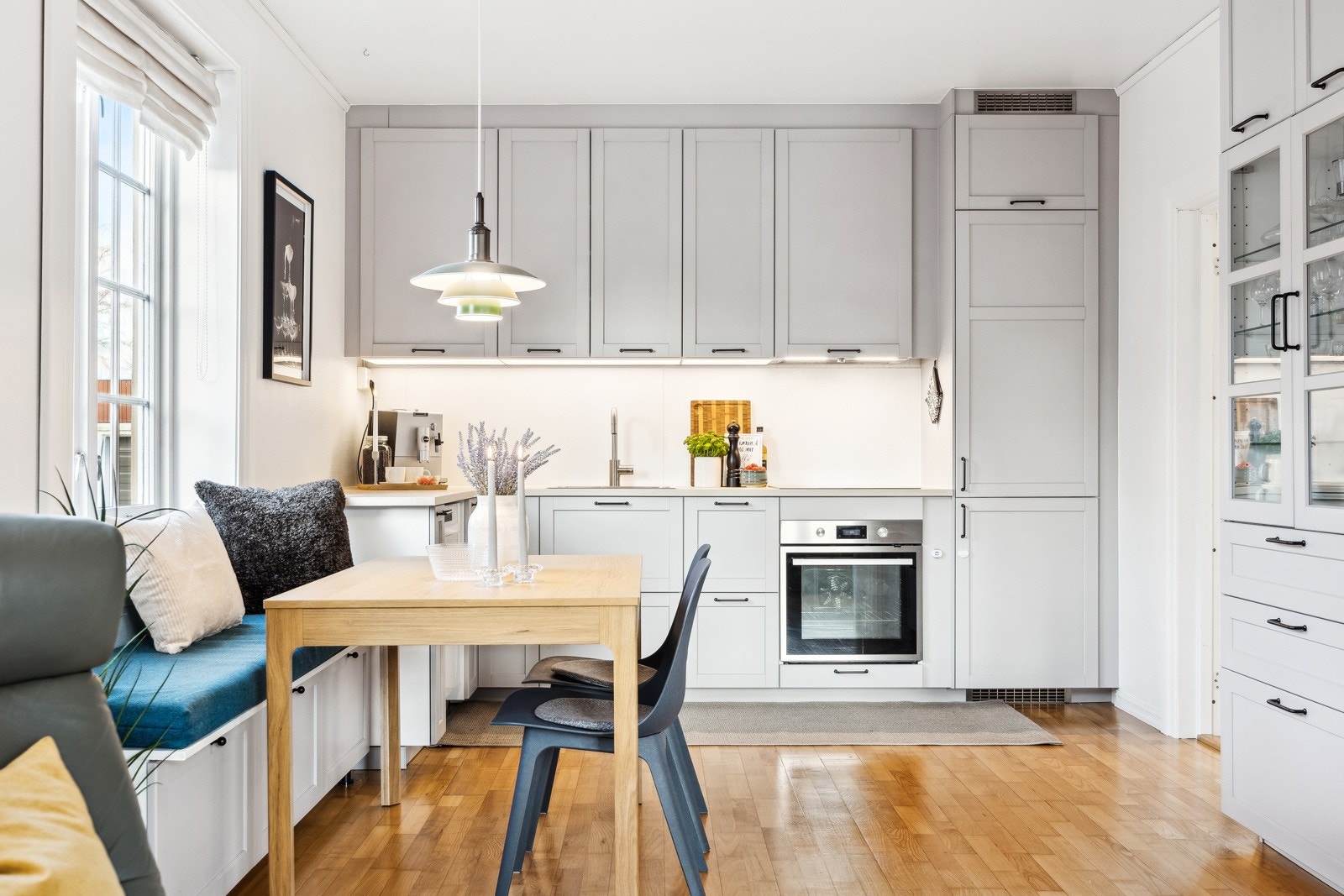 Åpen kjøkkenløsning fra 2019 med profilerte fronter og benkeplate av laminat. Galleribilde