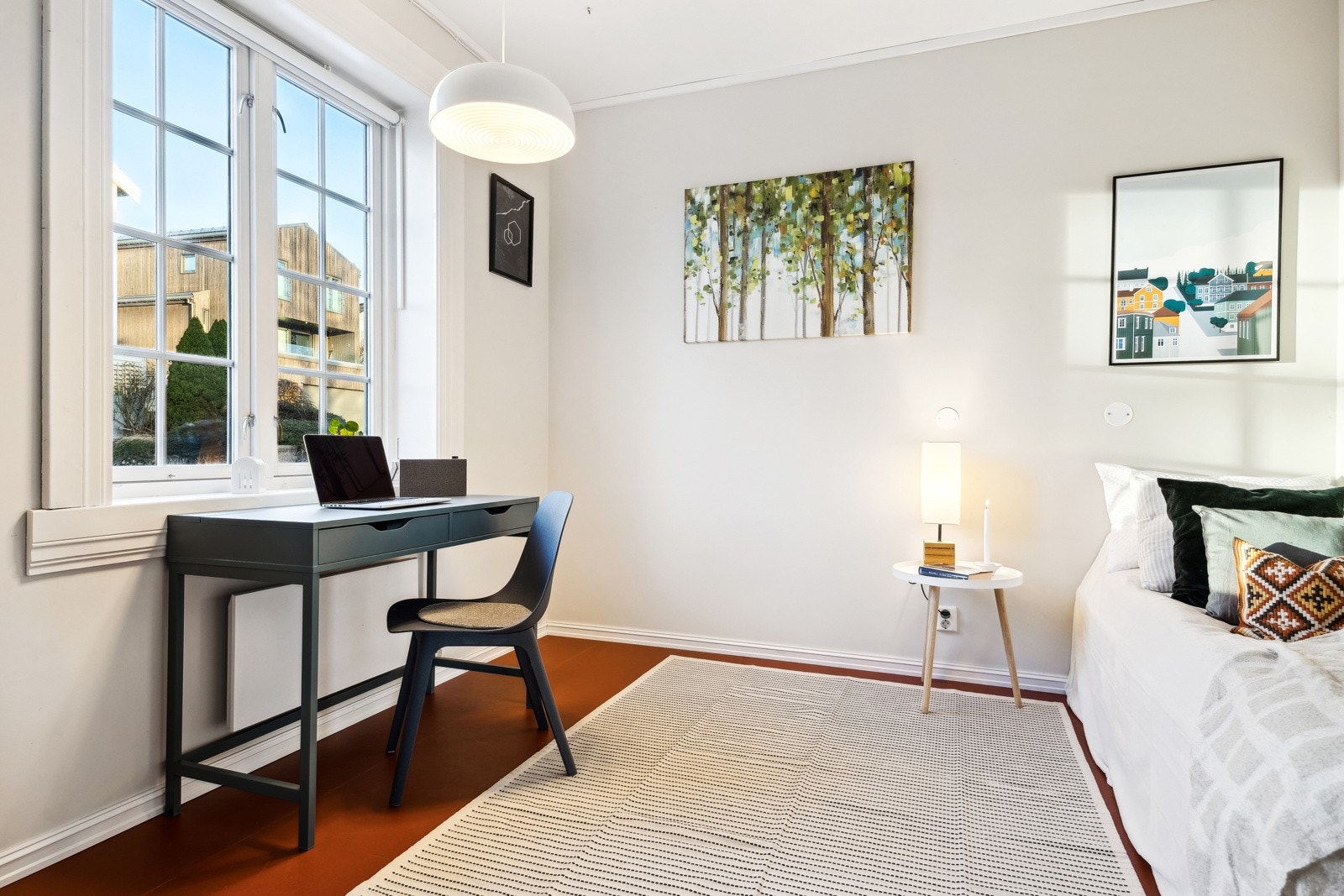 Her er det god plass til både seng og kontorløsning, noe som gir mulighet for en praktisk og funksjonell utnyttelse av rommet. Galleribilde