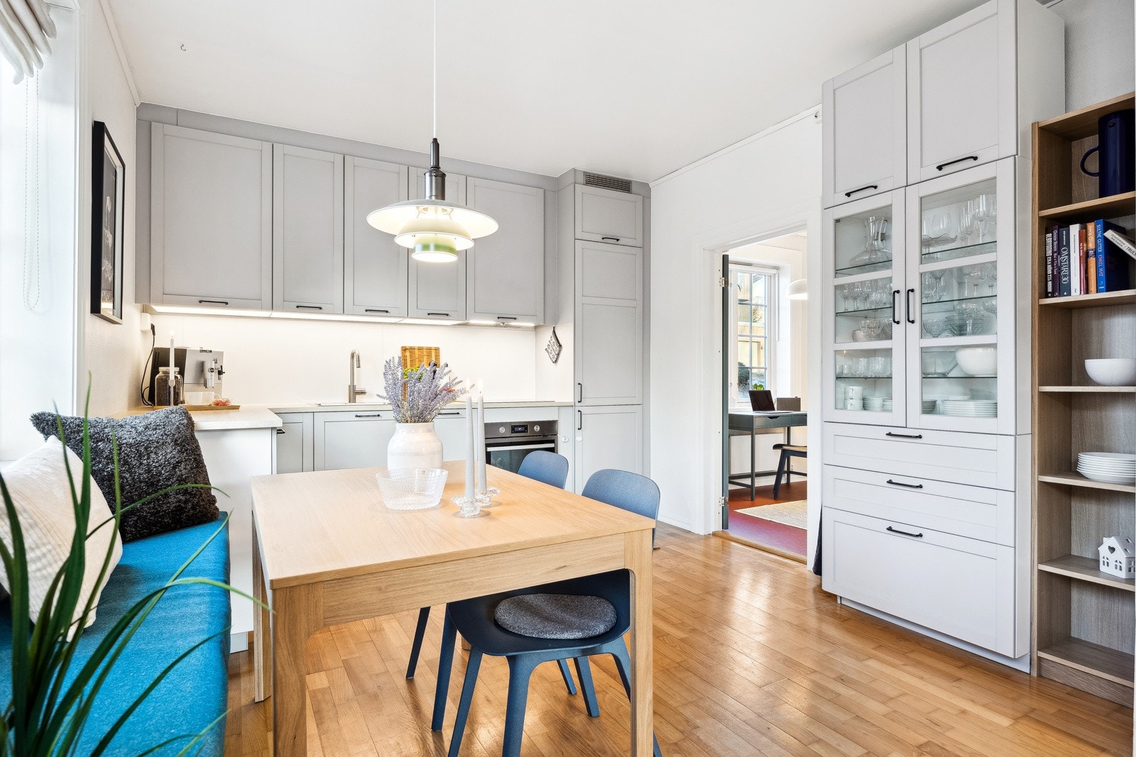 Stuen er naturlig inndelt i ulike brukssoner, og det passer utmerket å innrede med spisebord mellom stue og kjøkken. Galleribilde