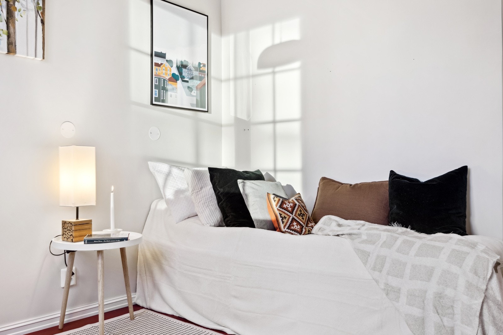 Soverommet er lyst og luftig, med en størrelse på 9 kvm. Store vindusflater gir rikelig med naturlig lys. Galleribilde