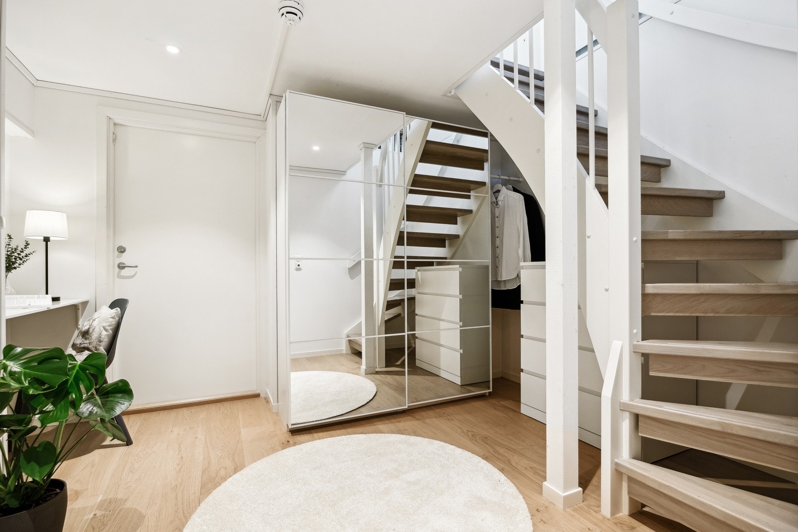 Videre har man trapp ned til kjelleretasjen, som består av en gang, et soverom og et baderom. Galleribilde