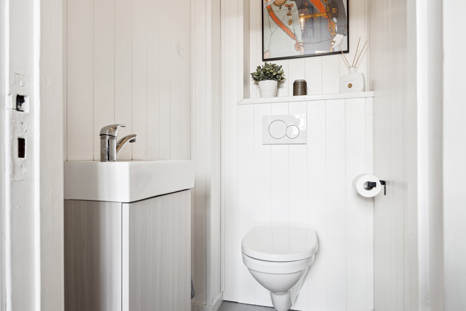 Toalettrommet er utstyrt med vegghengt servantinnredning med dør og vegghengt toalett. Galleribilde