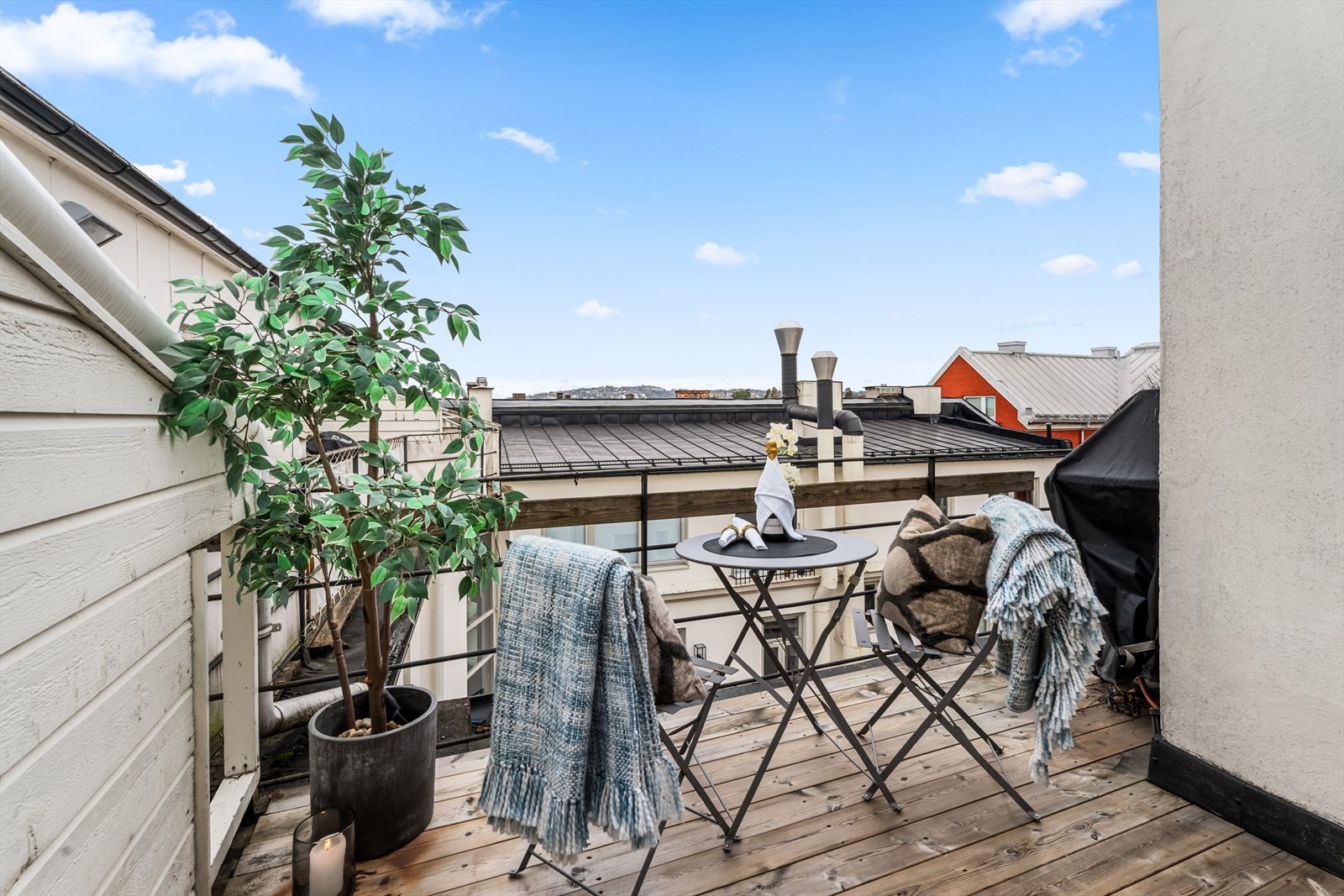 Vestvendt terrasse på 6,5 m² med god plass til spisebord og grill. Galleribilde