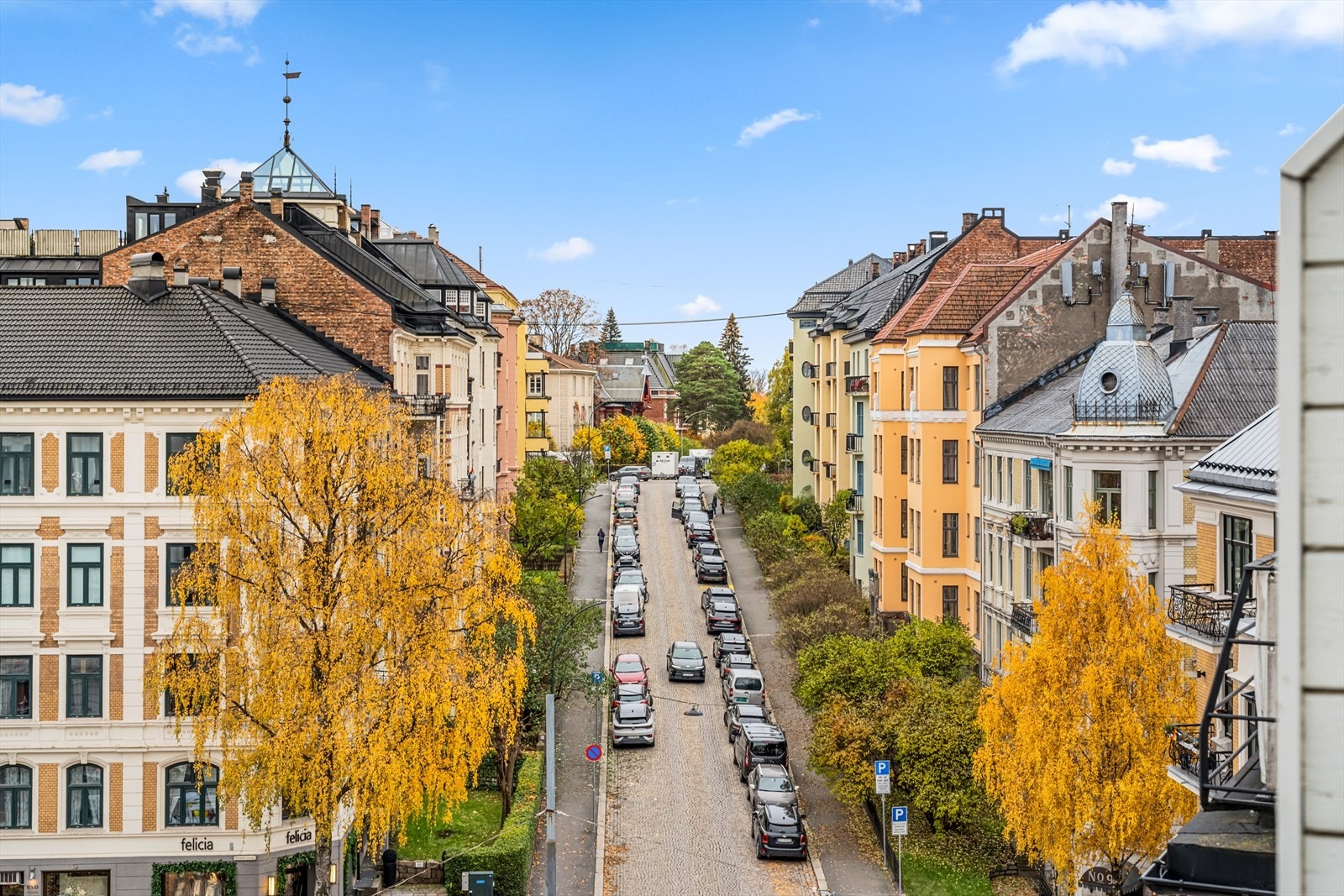 Utsikt oppover Thomas Heftyes gate mot Gimletoppen. Galleribilde
