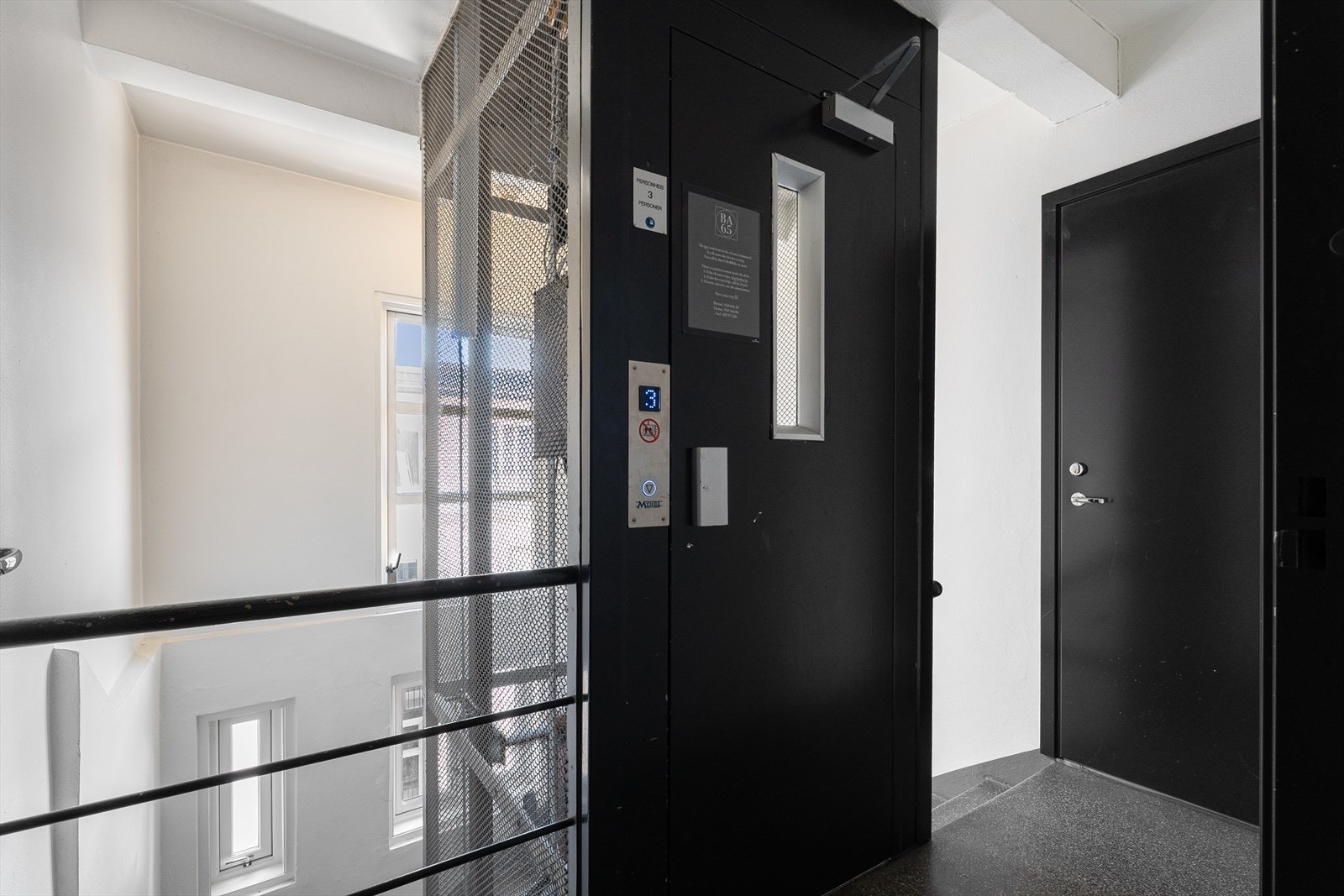 Leiligheten har inngang i 5.etg med heisadkomst fra gateplan. Galleribilde