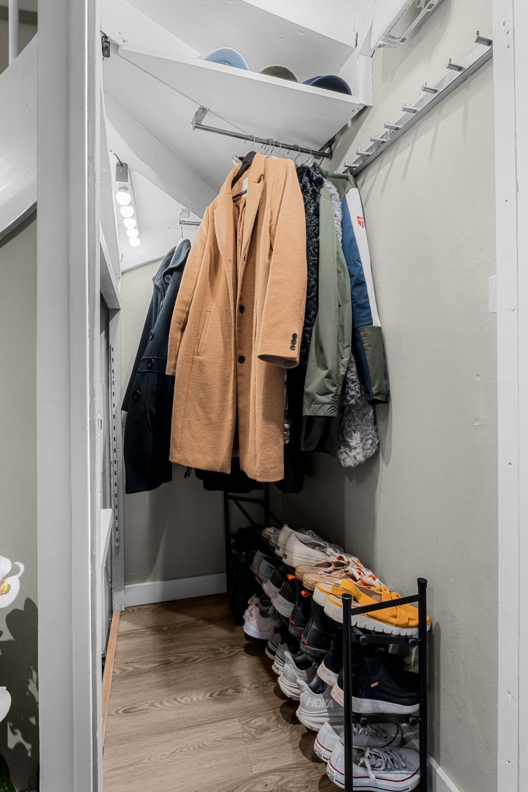 Praktisk bod/skap under trappen med god plass til yttertøy. Galleribilde