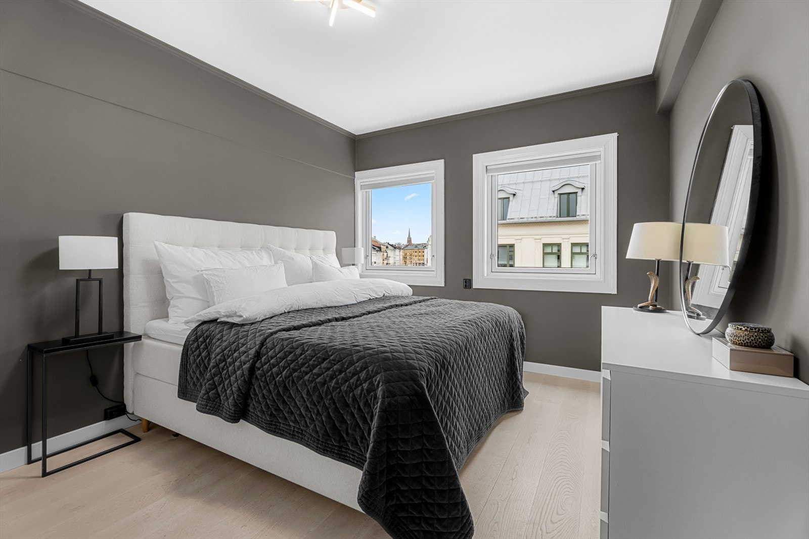 Stort hovedsoverom på ca. 14 m² med god plass til dobbeltseng og tilhørende møblement. Avbildet seng er 200x210. Galleribilde