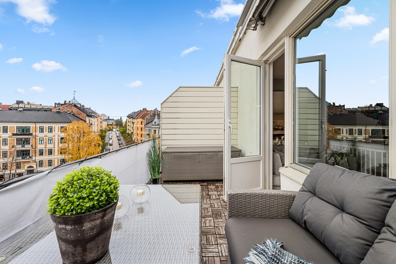 Terrassen har svært gode solforhold og flott utsyn over nærområdet. Sol fra tidlig morgen til ca. kl. 14:30. Galleribilde