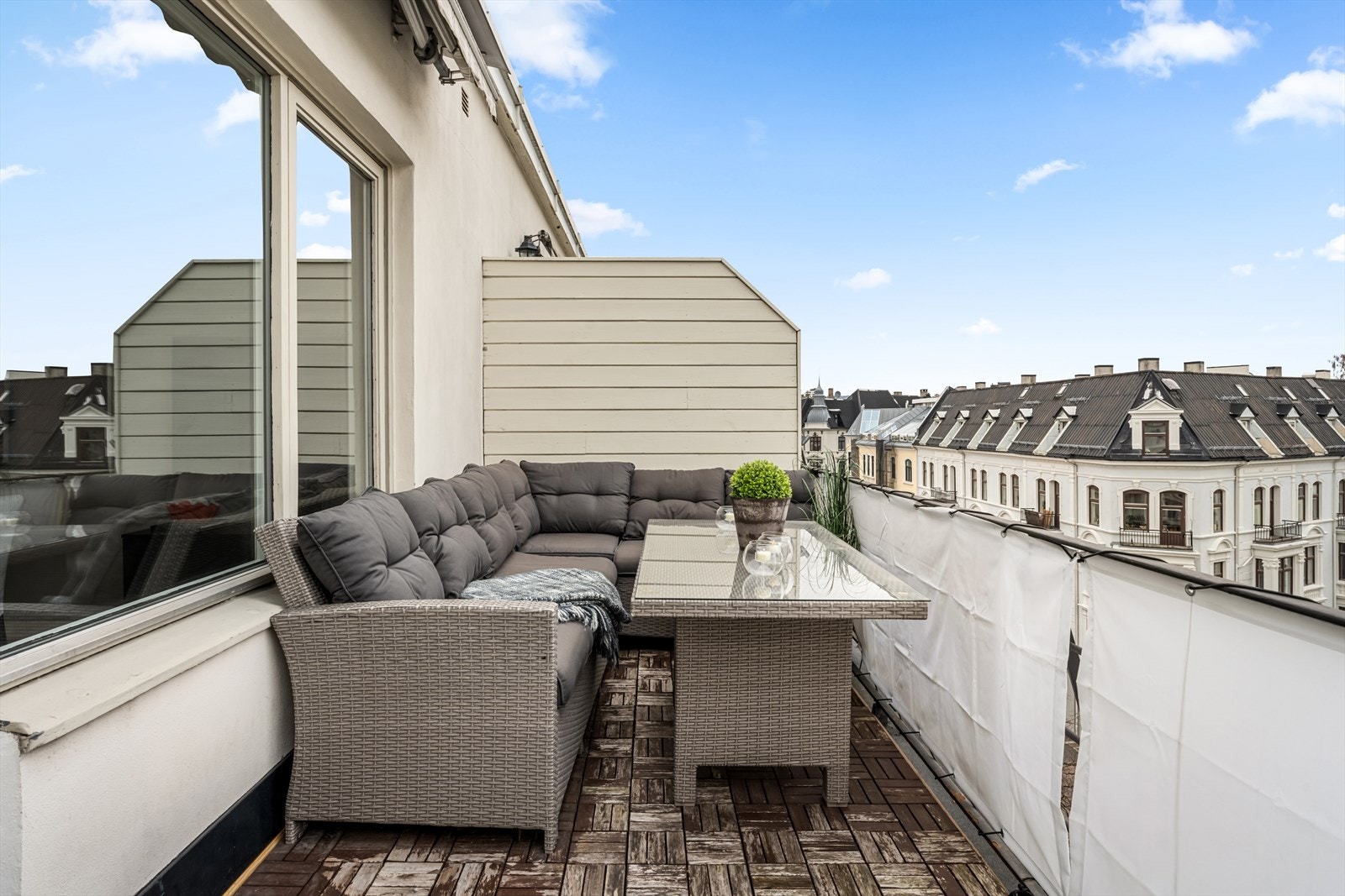 Stor privat takterrasse på 10,4 m² med god plass til utemøbler. Markise over deler av terrassen Galleribilde