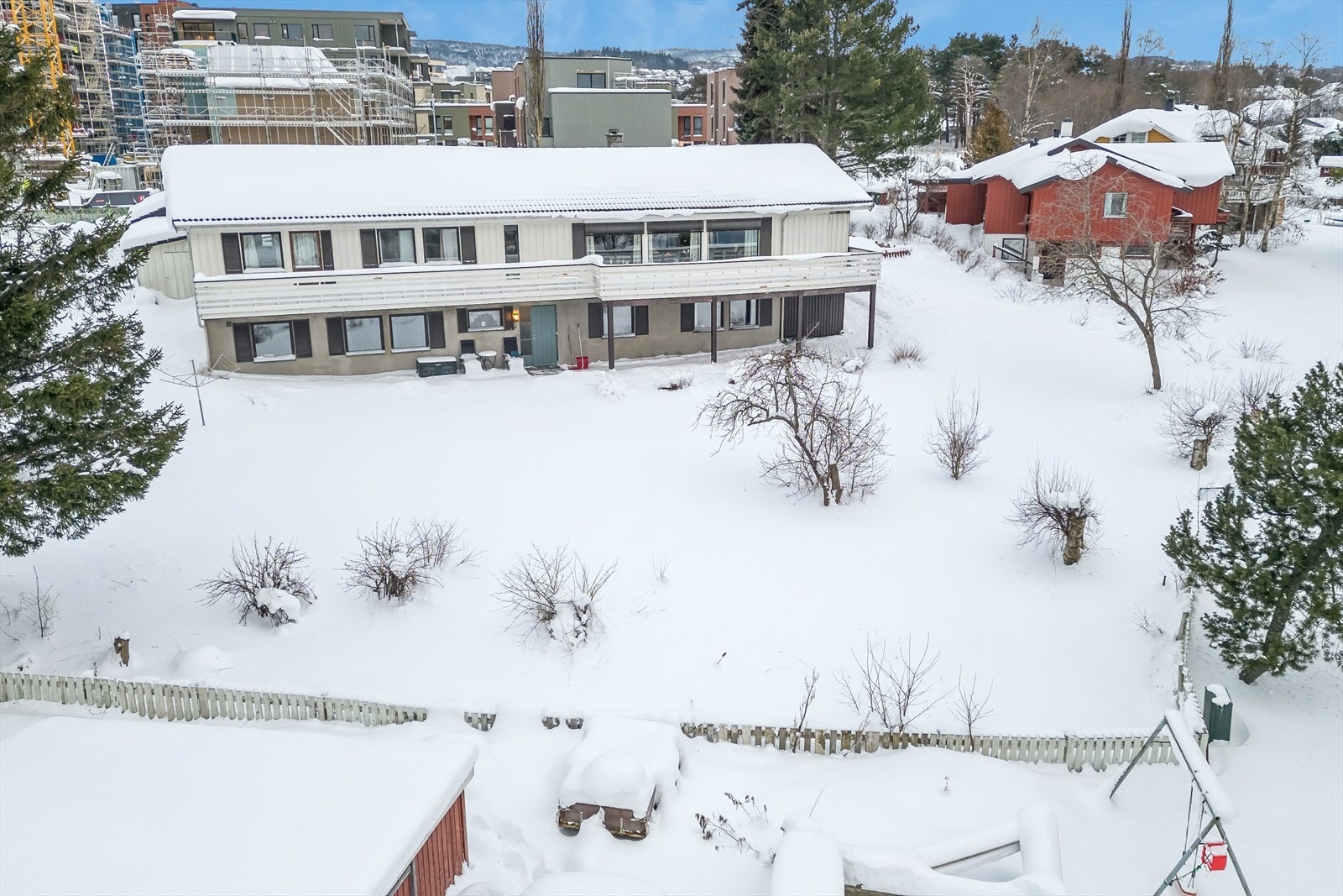 Tomten ligger i et svært attraktivt og familievennlig boligområde på Strindheim/Leangen i Trondheim kommune. Galleribilde
