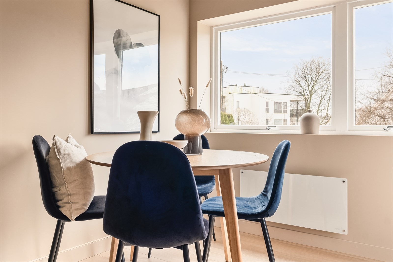 Spisebord finner sin naturlige plass i stue, i hjørnet med lys fra vindusflatene Galleribilde