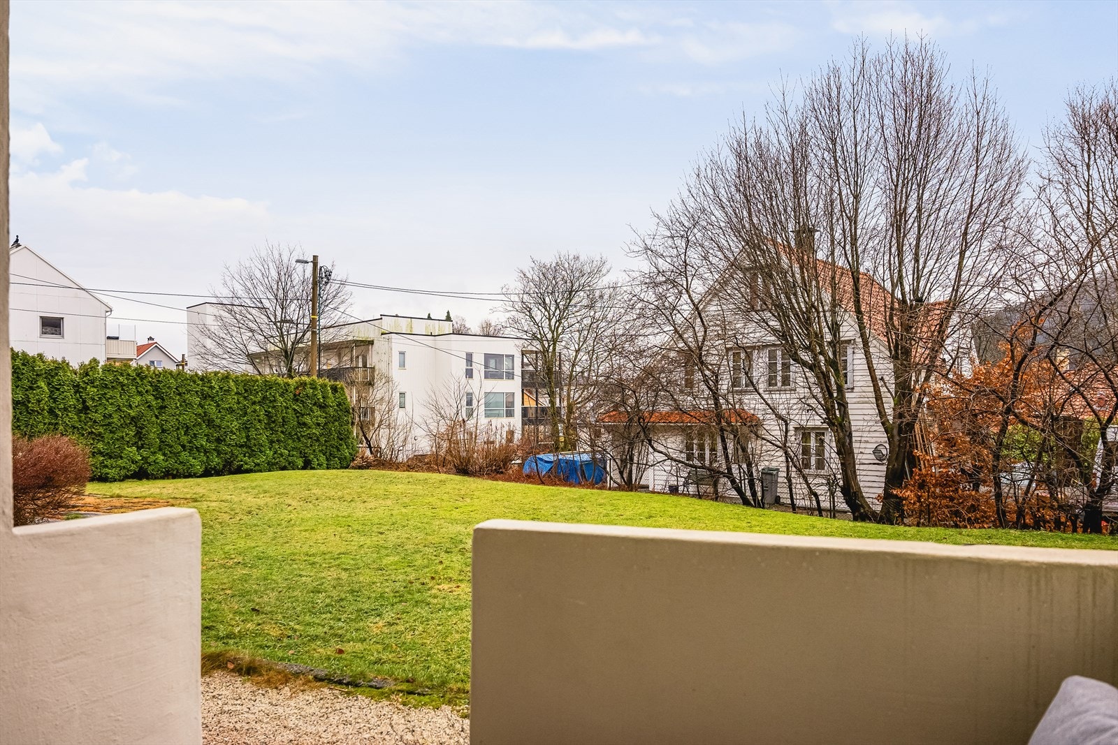 Fra stue er det utgang til balkong. Balkongen ligger lunt og skjermet til, med tilgang rett til bakhagen Galleribilde