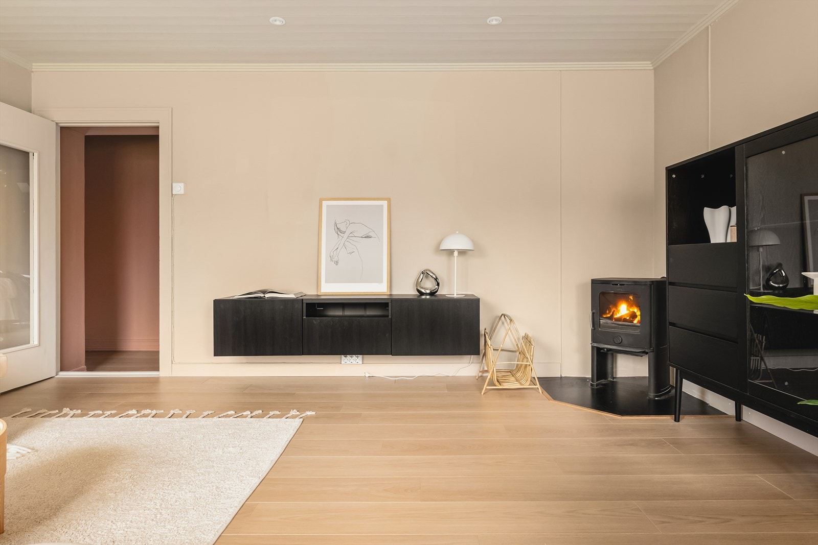 Stue er innholdrik med vedovn og dowlights. Stue har også nytt enstavs gulv fra 2023 Galleribilde