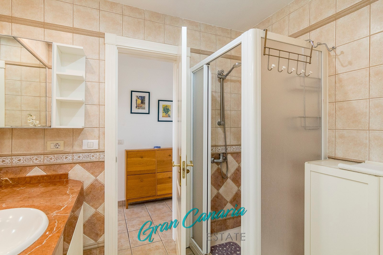 Helfliset bad med dusj, toalett, vaskeservant og vaskemaskin Galleribilde