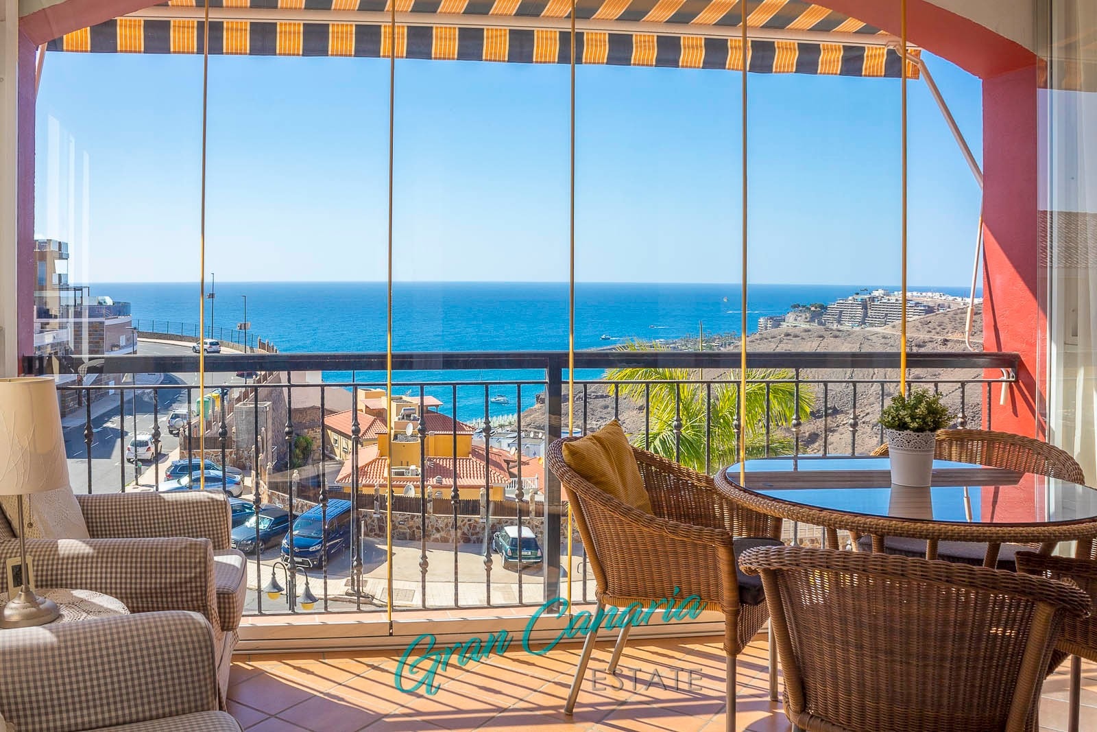 Mulighet til å lukke foldedører i glass og dermed utvide stuen slik det er gjort her Galleribilde