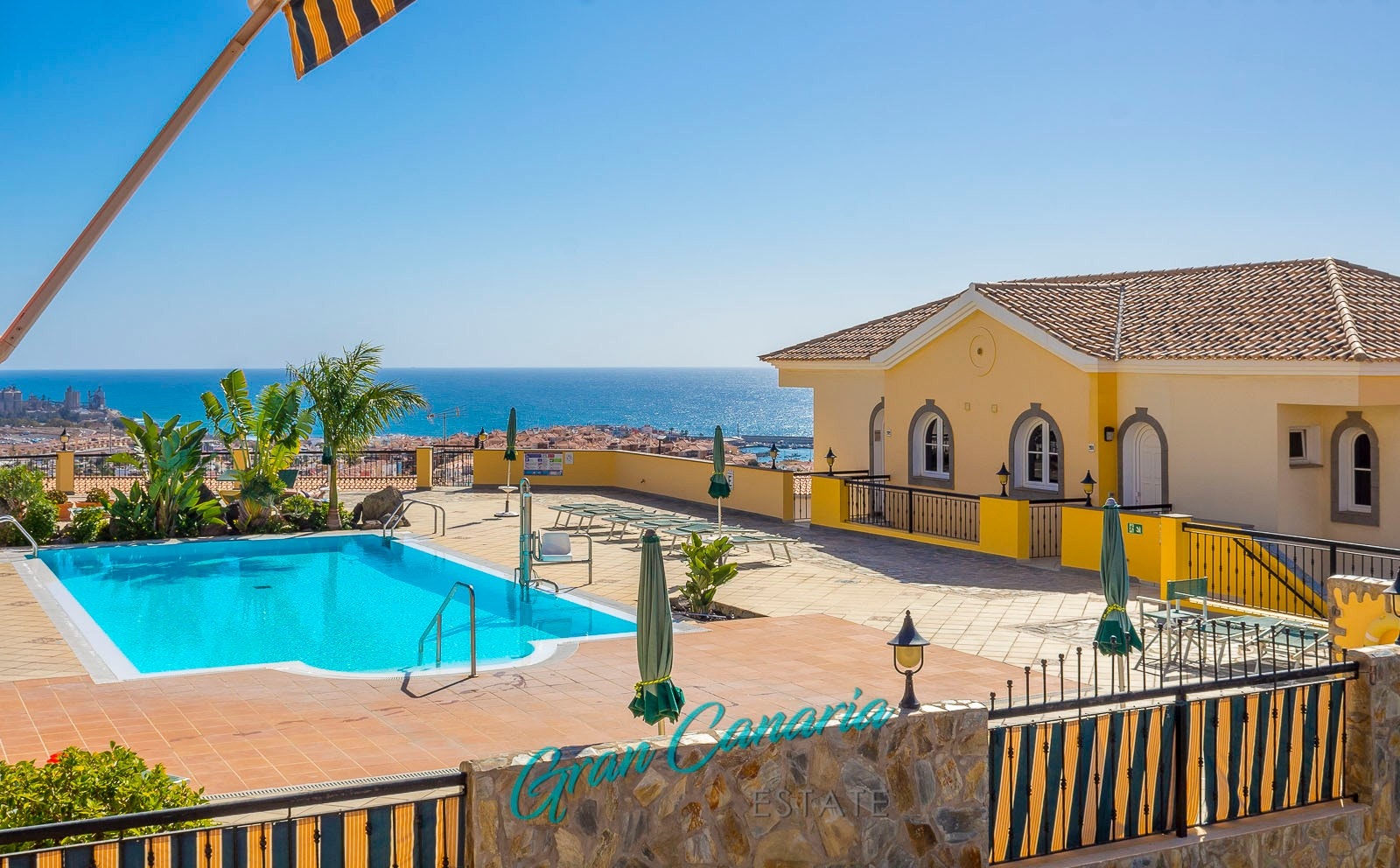 Kort avstand til bassengområdet. Trekk fra en gardin og se om det er noen på bassengområdet Galleribilde