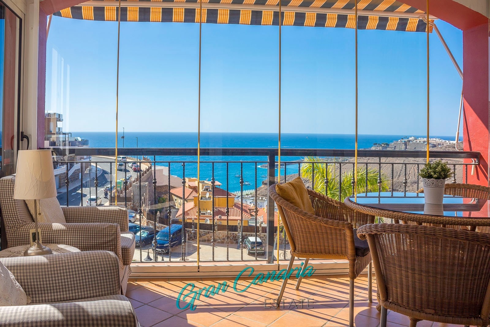 Lukkede foldedører for ekstra stue de få kjølige vintermorgener Galleribilde