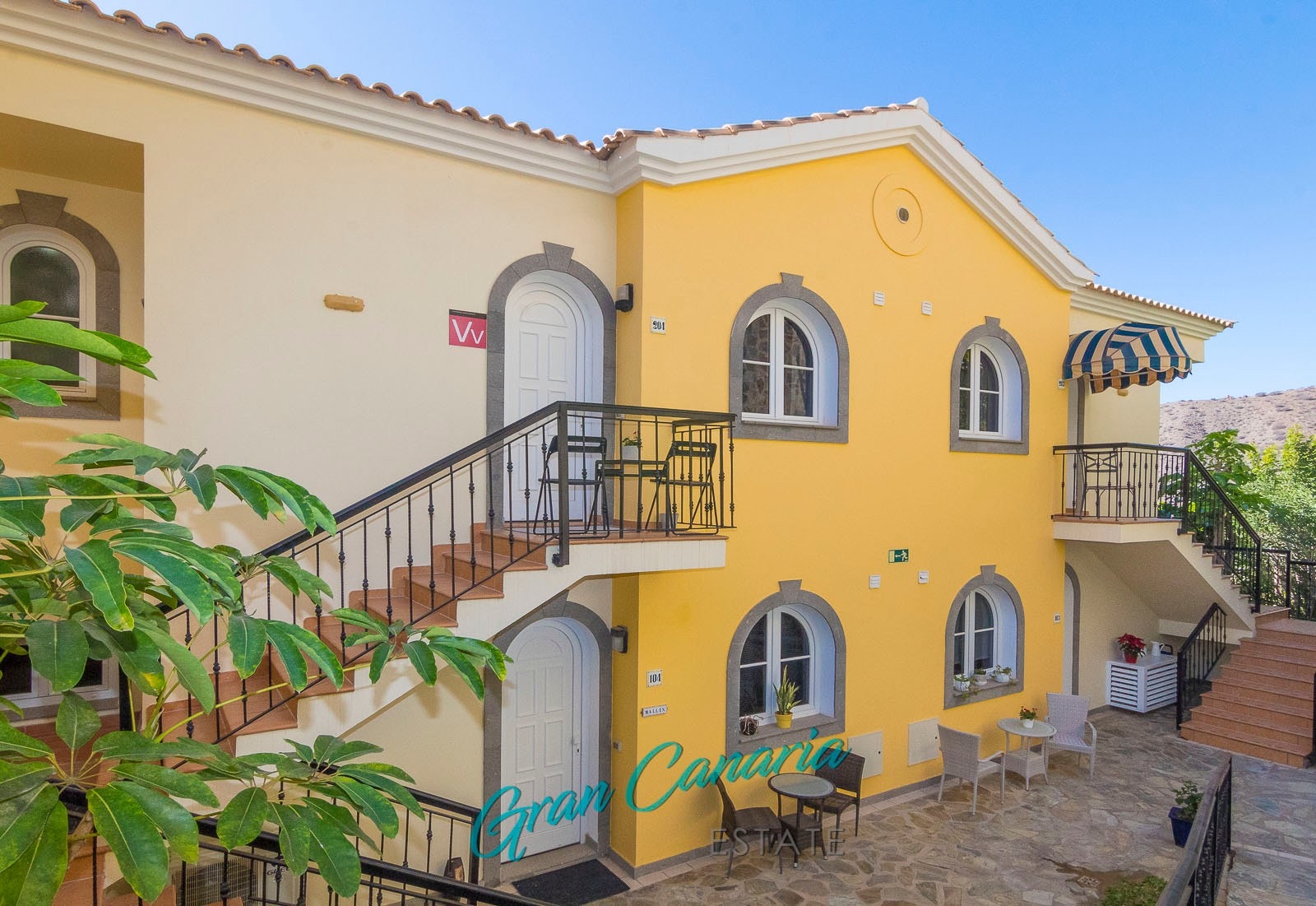 Inngangspartiet opp en liten trapp Galleribilde