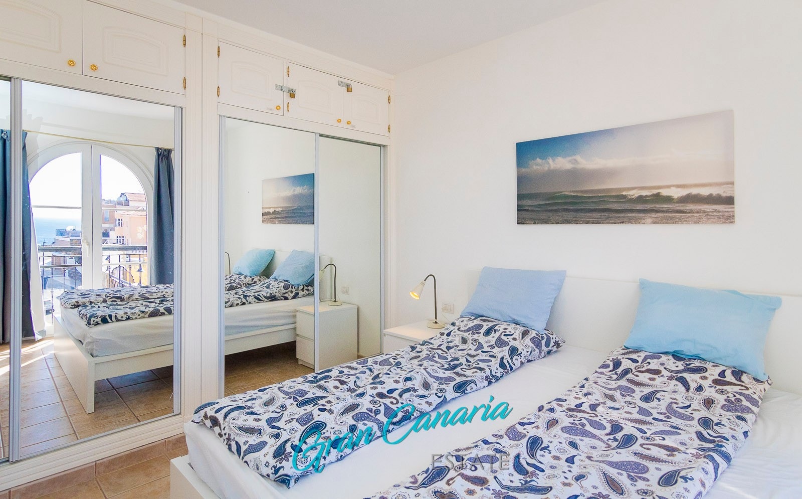 God skapplass og moderne skyvedører på skap Galleribilde