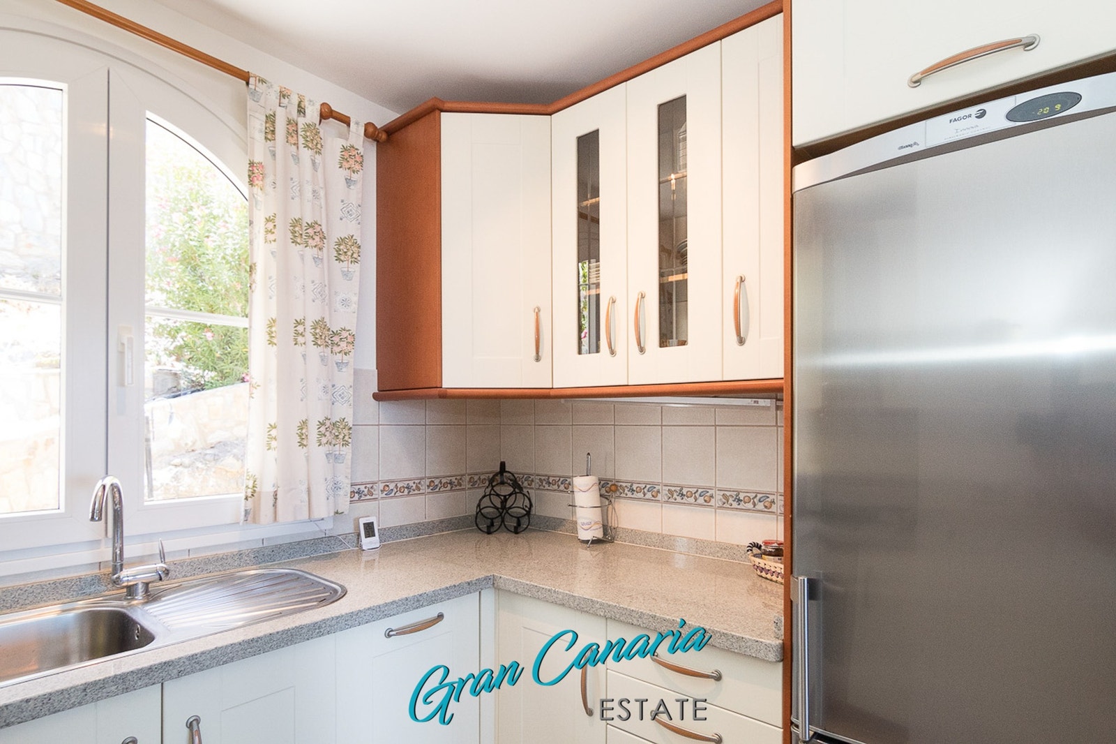 Kjøkken med alt det nødvendige, inkludert oppvaskmaskin Galleribilde