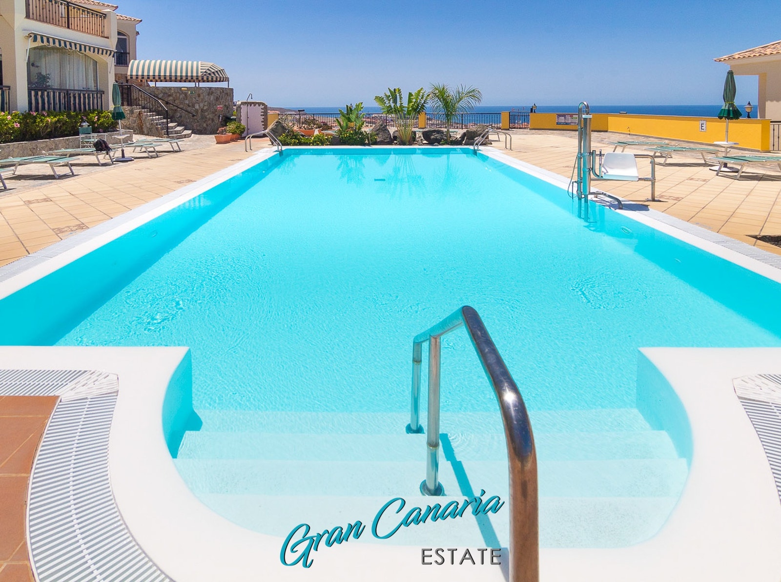 Oppvarmet svømmebasseng på fellesområdet i nærheten av leiligheten Galleribilde