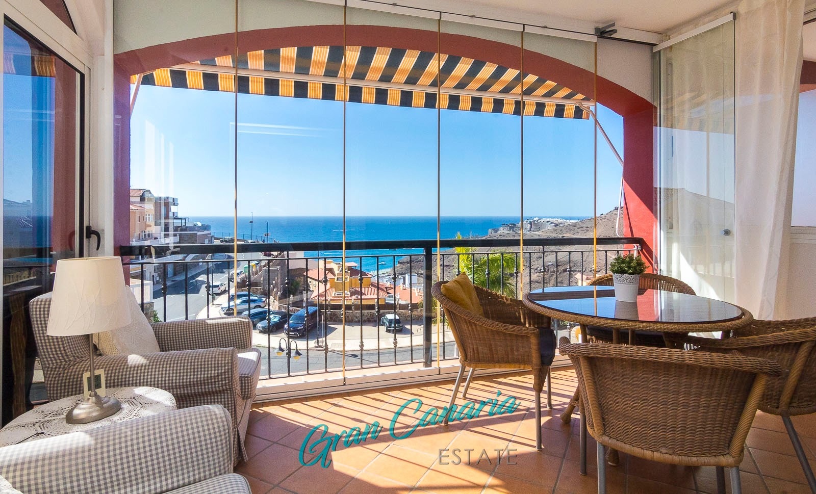 Terrassen kan benyttes som ekstra stueplass ved å lukke de praktiske foldedørene i front Galleribilde