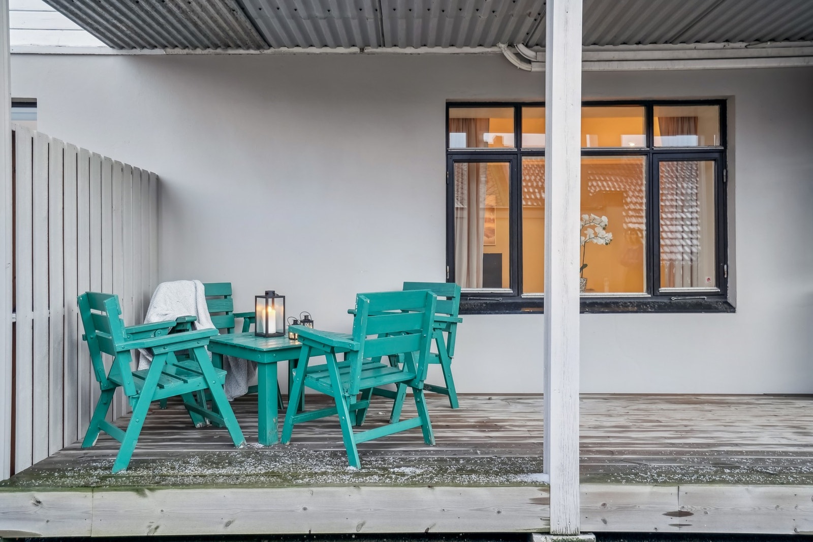 Terrasse. Bakgården er tilbaketrukket og skjermet. Galleribilde