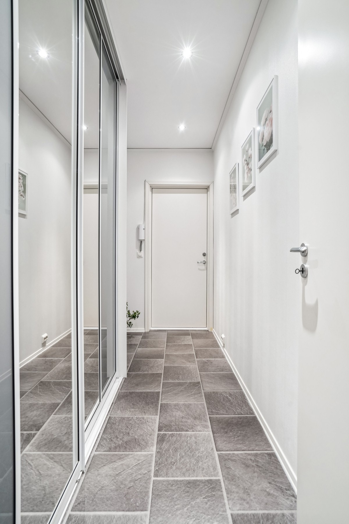 Garderobeskap i entrè/gang. Galleribilde