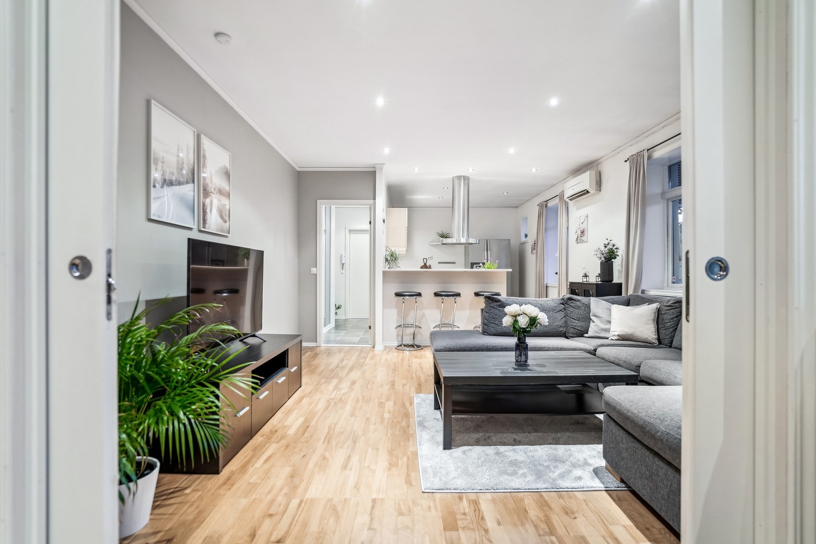 Fra stuen er det adkomst til soverommet. Her er det skyvedører. Galleribilde