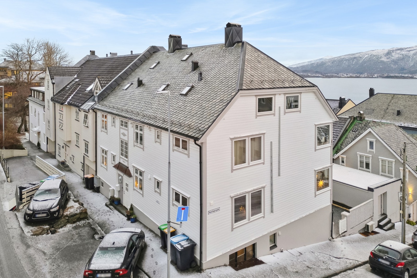 Fasade. Som vist på bildet er det plass til tre parkeringsplasser. Galleribilde