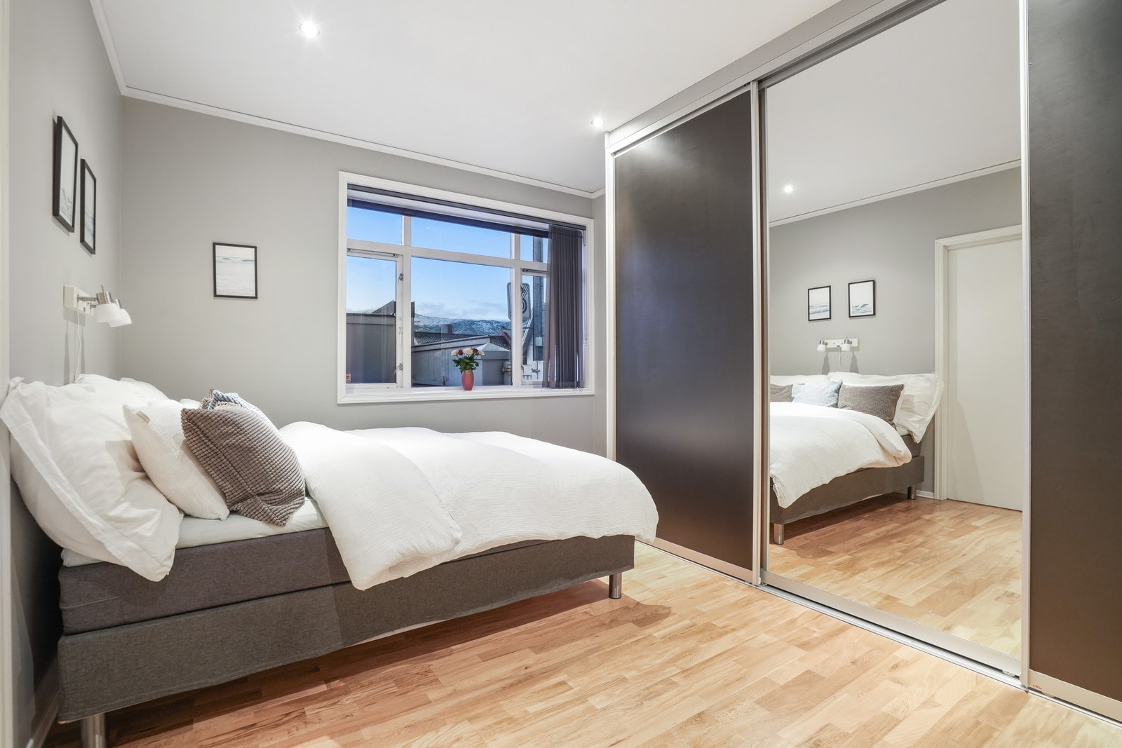 Stort garderobeskap. Galleribilde