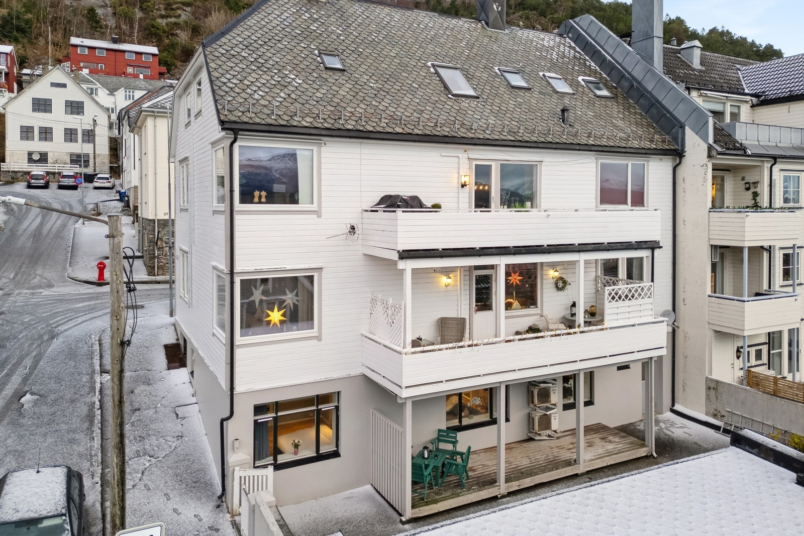 Fasade. Det er mulighet for å gå direkte gjennom fronten/terrassen av bygget for å komme til gang- og inngangspartiet til leiligheten. Galleribilde