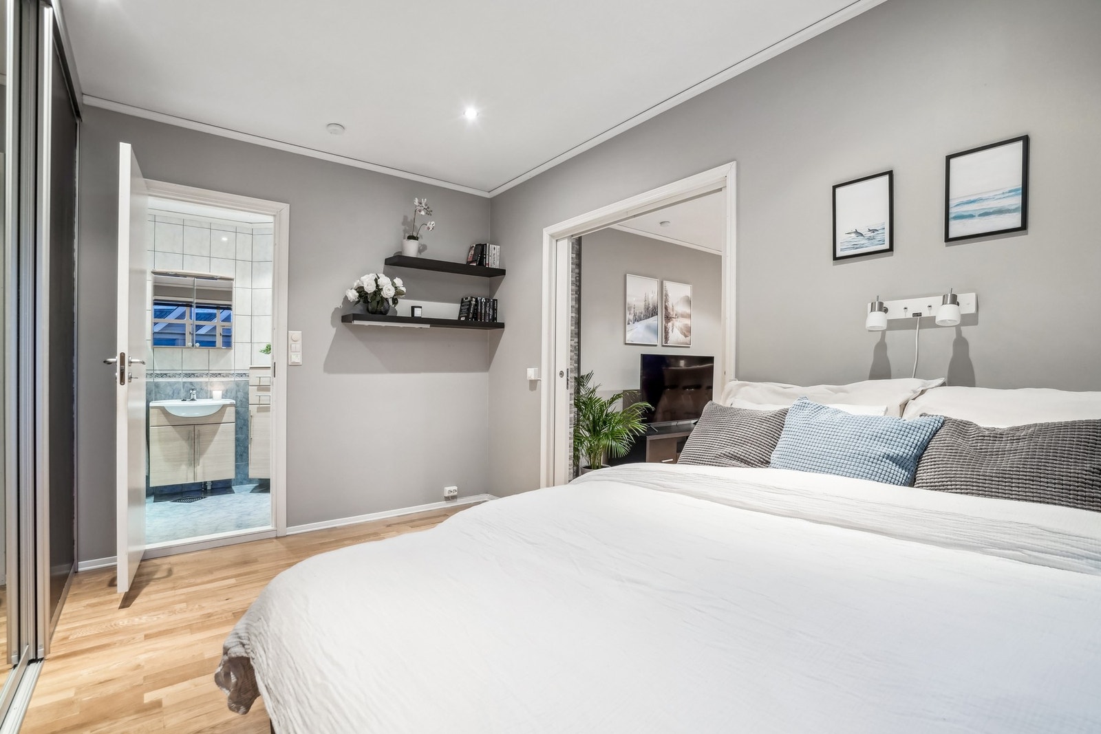 Adkomst til bad fra soverom. Galleribilde