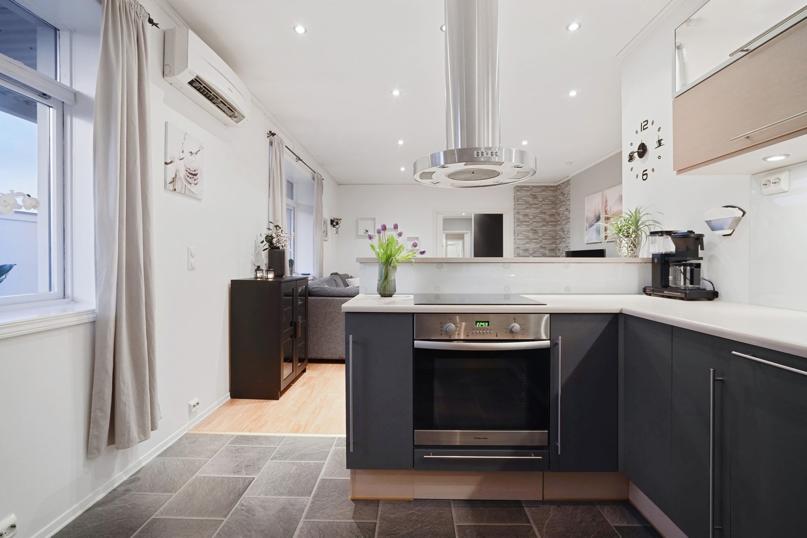 Integrert stekeovn, platetopp og oppvaskmaskin. Frittstående kjøleskap med fryser. Galleribilde