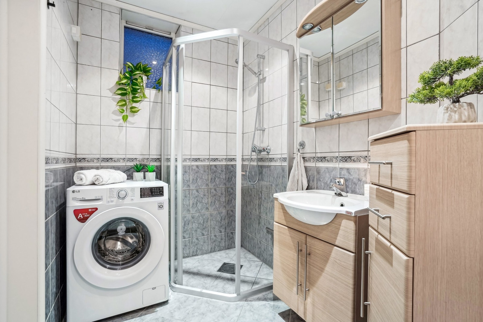 Flislagte gulv og vegger, med gulvvarme på deler av badet. Galleribilde