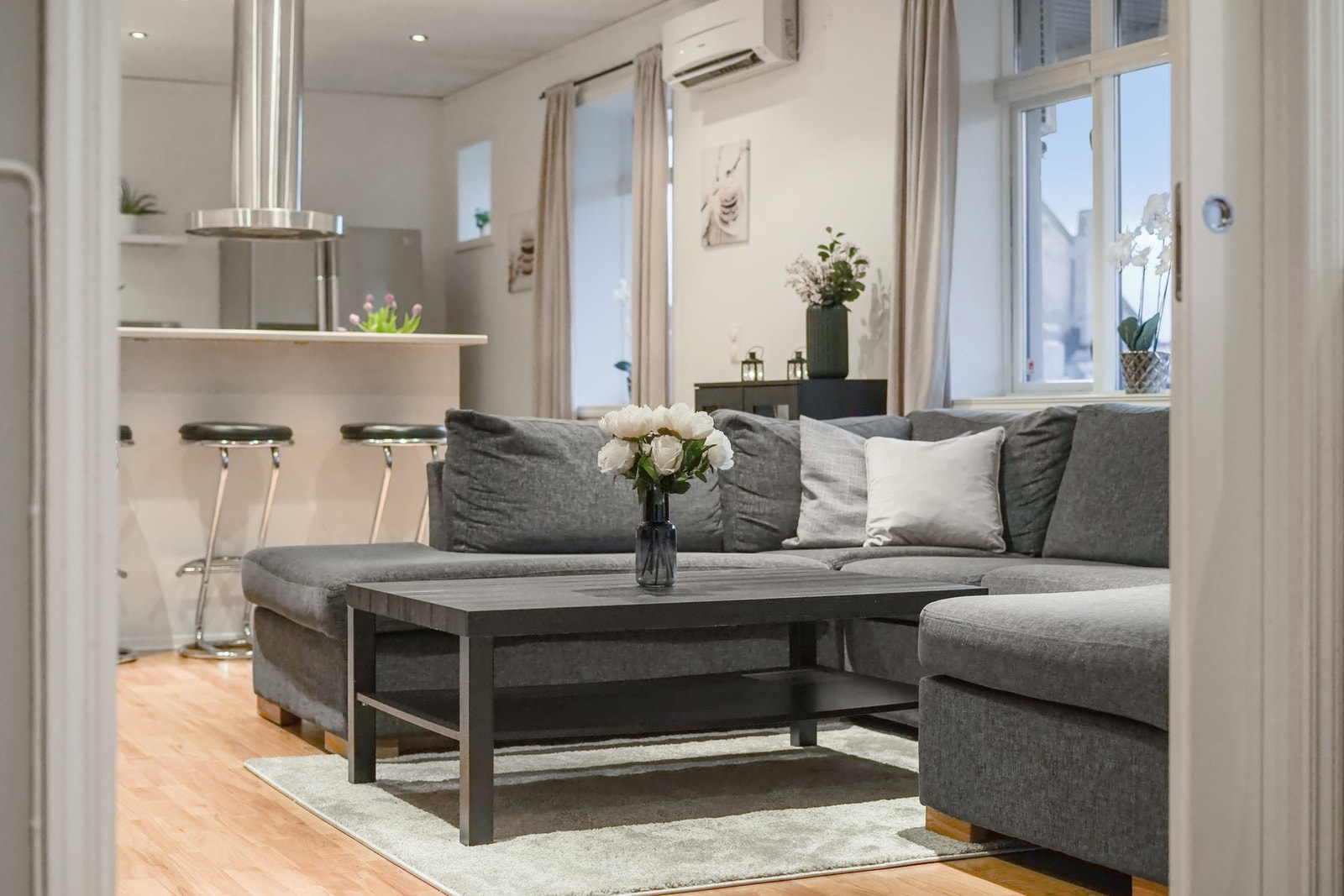 Åpen stue- og kjøkkenløsning. Stuen er romslig og har rikelig med møbleringsmuligheter. Galleribilde