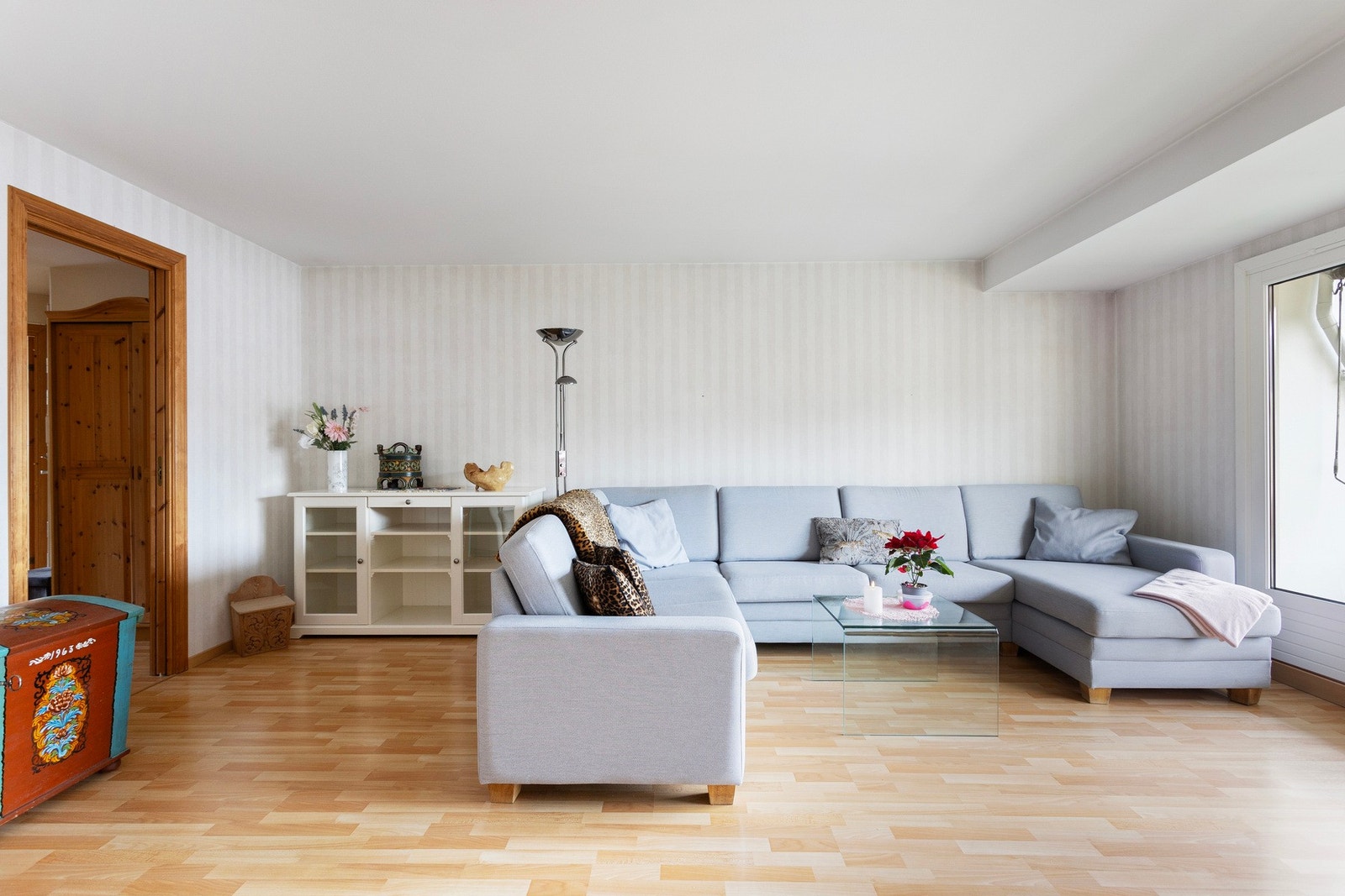 De store vindusflatene slipper inn rikelig med lys og skaper en herlig atmosfære i stuen. Galleribilde